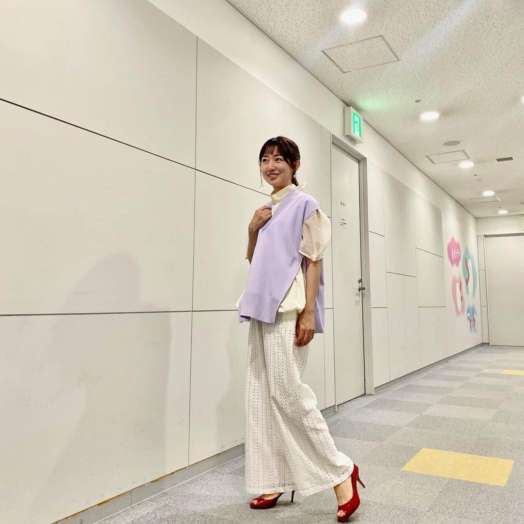豊崎由里絵のインスタグラム：「. 2日前ですが…。 朝は東京でニュース番組の生放送 そして午後からは 関西テレビ「スロイジ」へ🌸 はあ〜、楽しかった❤️  レギュラーでもないのに なんだかホッとして落ち着く場所です🥹  放送時間が少し変わり 内容もパワーアップしてました！✨  さて！ 週末はどう過ごそうかなあ…🌷  ニットベスト @toff_minoh  ブラウス、パンツ @verofonna   ピアス @soa.jp  スタイリスト chie oshitani @stylist_franc」