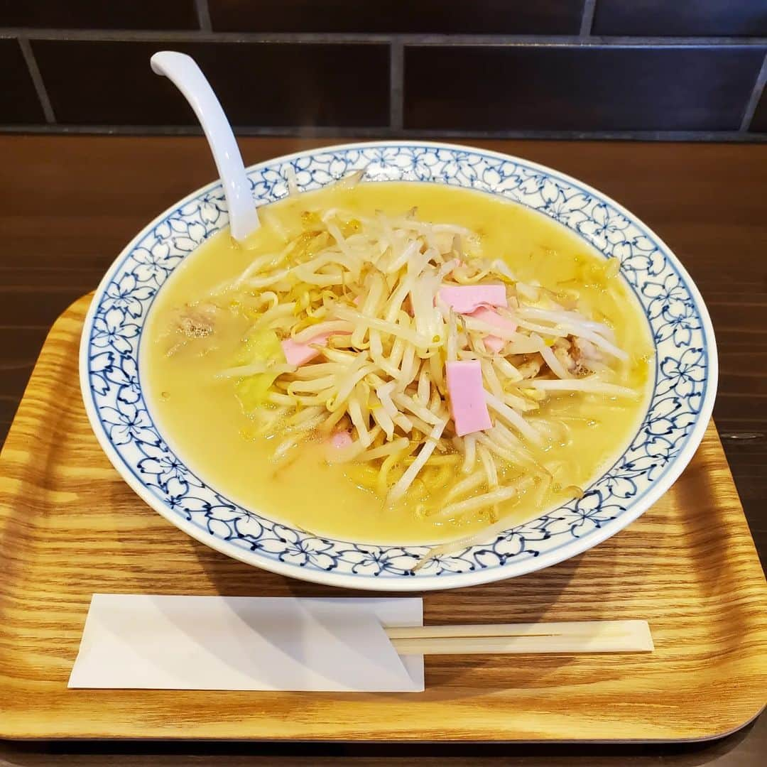 田畑竜介さんのインスタグラム写真 - (田畑竜介Instagram)「今日は朝から釣りのロケ🎣  雨上がりで気温が低く 冷たい北風も吹き、 肌寒いコンディションでした😅  釣りを終えて、 冷えた体を温めようと 攝津さんが薦めてくれた ちゃんぽんの『かいの』へ🍜  スープは濃厚な鶏白湯 口に含むとトロッとした舌触りで、 鶏の旨みが広がり、コクが深く 余韻がありながらも後口はさっぱり  ちゃんぽんというと、 豚肉や野菜、魚介の旨みがスープに 溶け込んでいるのが一般的ですが、 ここは一線を画す感じ 鶏白湯を堪能してほしいということか、 鶏の旨みがダイレクトに伝わるスープ  肉や野菜は別で炒めてるのかな 一緒に煮込まないから、 麺も生麺を使っているのかな ムチムチした食感の麺も相性が良かった あくまで個人の感想です  #糸島市 #糸島グルメ  #ちゃんぽん #かいの」4月7日 14時59分 - tabacchi_rkb