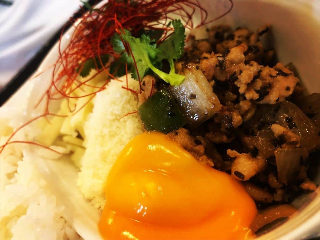 市川九團次 (4代目)さんのインスタグラム写真 - (市川九團次 (4代目)Instagram)「アジアンいいねー❣️ ガパオライスにシチュー、私はスタミナ丼‼️ 基本ワンプレート大好きや〜集中して食べれる。」4月7日 15時09分 - ichikawa_kudanji