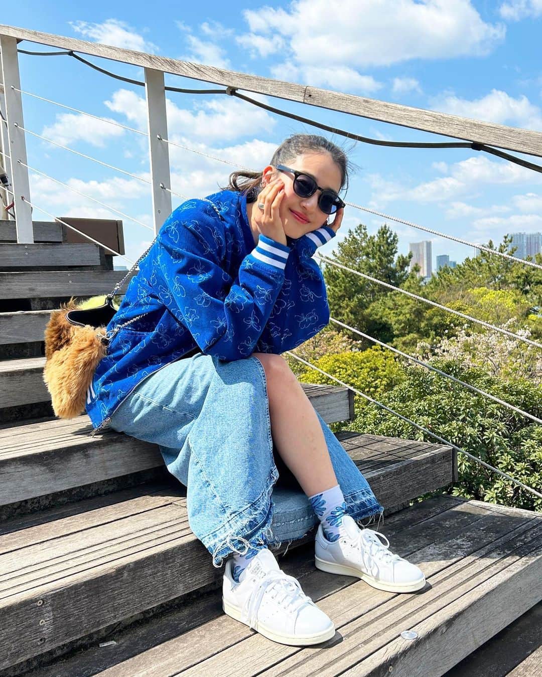 青野楓のインスタグラム：「STAN SMITH MINIMAL🤍  ネイビーとホワイトのチップがついたシューレースがついていました！ 普段のファッションに合わせてシューレースを変えてみるのもいいよね🤗  写真は一緒にお台場デートにいった４年生の女の子が撮ってくれました💞レゴランド楽しかった✌️  @billys_tokyo  #stansmith #minimal #bIllys」