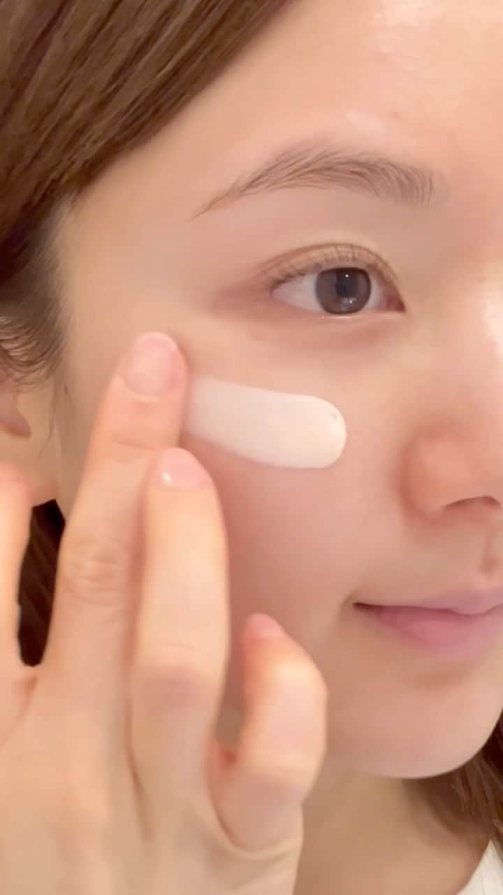 ひよんのインスタグラム：「⚗️🧪  皮膚科学に基づいて開発されているラ ロッシュ ポゼ💓 敏感肌*の方にもオススメなブランドだから よくスキンケアにはお世話になってるのだけど、 今回は日焼け止めのご紹介☺️✨  保湿スキンケア効果もあるから、 このアイテムを使うことで肌荒れを防いでくれるし、 敏感肌の原因、紫外線や乾燥・花粉**からも守ってくれる😳❤️ 仕上がりも肌がしっとりしていて次のファンデも塗りやすいの💓  3色あるのだけど、 私は肌の色をワントーンあげてくれて 自然な素肌感***&透明感***も作ってくれるローズがスキ！ 春夏の日焼け止め、下地はすごくお世話になりそう😍  *すべての人に肌トラブルが起きないわけではありません **スギ花粉 *** 肌が呼吸出来るぐらいうっすらとカバーすること ****メイクアップ効果による  #ひよん #トーンアップUV #ラロッシュポゼ #バリアトーンアップUV #PR」