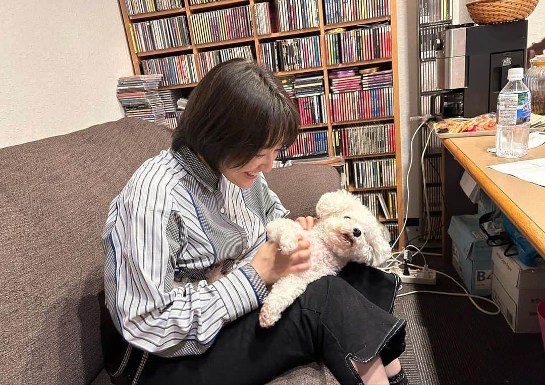 藤林温子さんのインスタグラム写真 - (藤林温子Instagram)「. 看板犬と...♡ . 3月から担当している せやねん！『メチャ売れ！！』のナレーション☺️ 運がよければ ナレーションスタジオに みるくちゃん🐶が お出迎えしてくれるんです🥹 毎週ナレーションのスタジオが変わるので 月1のお楽しみ😍 やっと会えました！ 終始デレデレ🤤 みるくちゃんありがとう♡ 明日のせやねん！ ご覧ください♪  #せやねん #メチャ売れ #ナレーション」4月7日 15時18分 - atsuko_fujibayashi