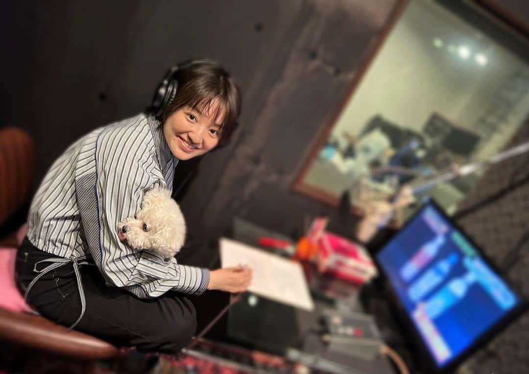 藤林温子さんのインスタグラム写真 - (藤林温子Instagram)「. 看板犬と...♡ . 3月から担当している せやねん！『メチャ売れ！！』のナレーション☺️ 運がよければ ナレーションスタジオに みるくちゃん🐶が お出迎えしてくれるんです🥹 毎週ナレーションのスタジオが変わるので 月1のお楽しみ😍 やっと会えました！ 終始デレデレ🤤 みるくちゃんありがとう♡ 明日のせやねん！ ご覧ください♪  #せやねん #メチャ売れ #ナレーション」4月7日 15時18分 - atsuko_fujibayashi