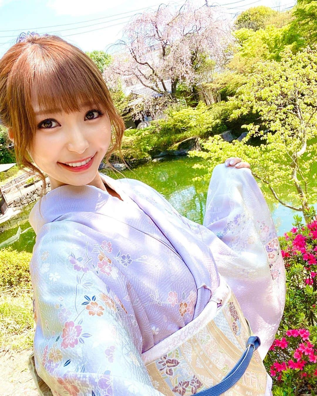 本間成美のインスタグラム：「親族のお祝いでとっても素敵な着物を着ました✨ 天気も良くて春を満喫できたーっ🌸  久しぶりに家族が揃って楽しい休日を過ごすことができました🫶  それにしても妹のカメラもりもりすぎるな🙃 #訪問着 #まぶしかったよ」