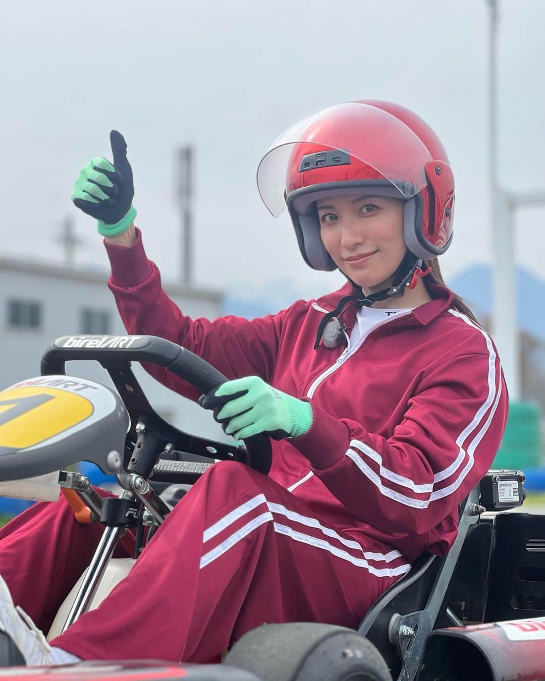 のインスタグラム：「長野ロケ2日目🍎 安曇野F1パークさんにてゴーカートに乗らせていただきました🏎️  ゴーカートと言っても直線距離だと60キロも出るし 普通の車とそんなに変わらない感覚💥  怖いもの知らずのわたしは まぁまぁなスピードでカーブを曲がり何回もスリップしてました←  本当に楽しすぎて時間を忘れて夢中になっちゃいました🏁  29日(土)16:00から長野朝日放送「信州をカーナビ UぐるっTV」をお楽しみに💡  にしても、この番組でアクティビティ体験するときいつもこのジャージなのいい加減やめてほしいズ_(┐「ε:)_ｽﾞｺｰ  カッコつけても、全然カッコつかない🤓  #ゴーカート」