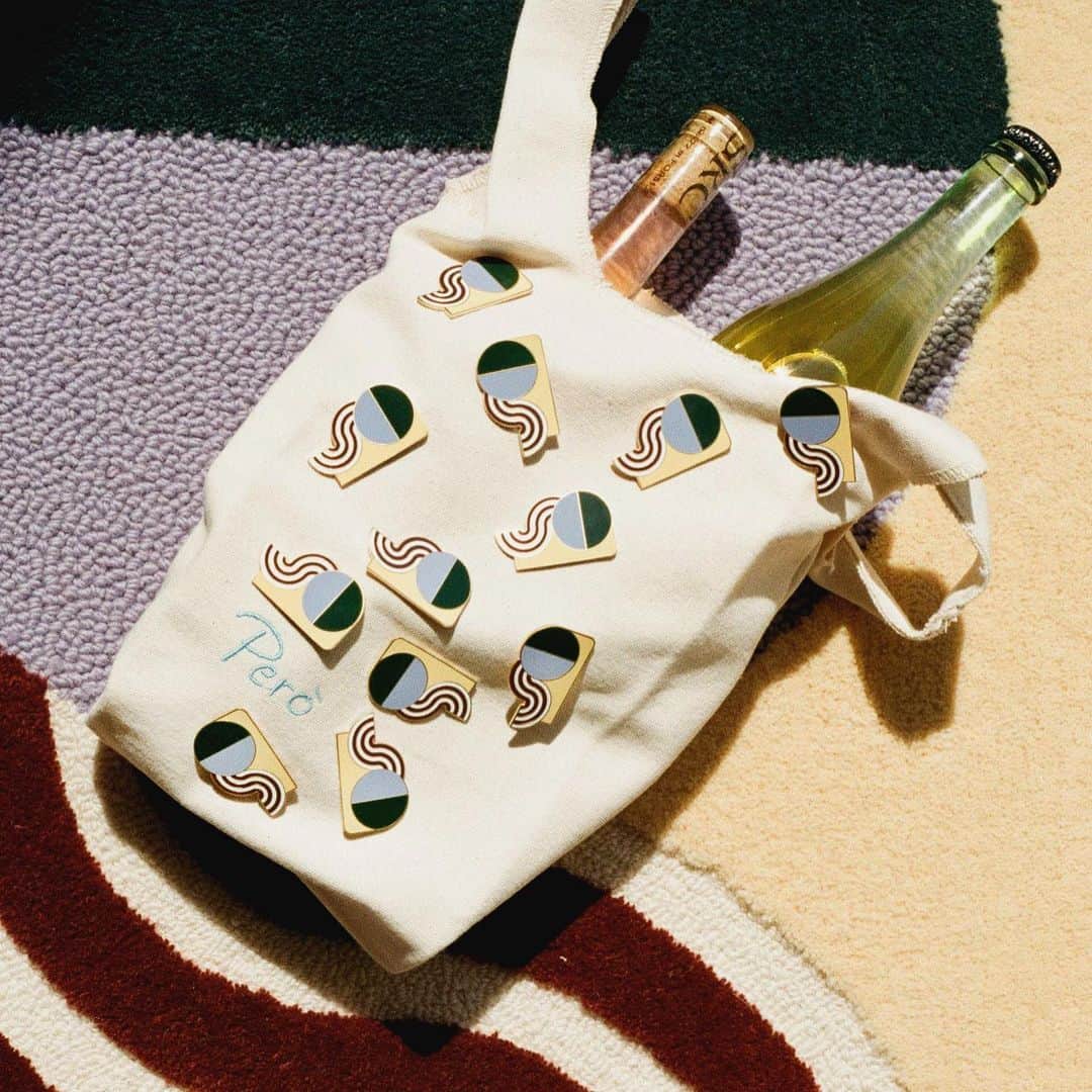 のインスタグラム：「たかがバッジ。されどバッジ。のシグネチャーデザインであるWavy Rugのバッジ付き、僕の大好きなワインショップとの第二弾コラボレーション。前回はコースターでしたが、今回は付け替えができてどこでもこのデザインを持ち運べるようにというアイデアで懐かしいバッジを作ってみました。 ワインバッグは、ワインや飲み物を買う時はもちろん、普段使いのちょっと縦長のバッグとしてもお使いいただけます。  オンラインの販売は明日8日（土）正午よりPero のオンラインストアのみで、あとは店頭に足を運んでいただいて、ちょっと一杯ワインを飲むついでにふらっと立ち寄ってくださいね！ 今回のコラボを記念して作った同じデザインの限定ドアマットはもちろん、お香や、その他オンラインで普段から販売しているインテリアアイテムも少しだけですが店頭でご購入いただけます！  昨日今日と東京は春の嵐でしょうか、風が強い、雨は時折降るでスカッとしない天気ですが サクッとお散歩ついでにお立ち寄りください！ .  【コラボレーション商品内容】 ⁡「PIN BADGE × Cotton WINE BAG」 【A】Butterfly × WINE BAG（Naturel）左 【B】Crane × WINE BAG（Black）右 各 3,300（税込）限定　各100個のみの販売となります。 ※無くなり次第終了となります ※ワインが2〜3本入るサイズです ※バッチとバッグの組み合わせは変えられません ⁡ 【LAUNCH EVENT】 4/7（金）19:00〜22:00 @pero_shimokita 先行販売（限定各30個） ⁡ 販売期間：4/8（土）-4/14（金） ●Però三軒茶屋・下北沢 （開店の15時より販売開始） ●オンライン @pero_shimokita トップより （オンラインは4/8 12時より販売開始） ⁡ ※ 販売期間中、下北沢店にてオリジナルコラボレーションラグの販売と展示を行います。」