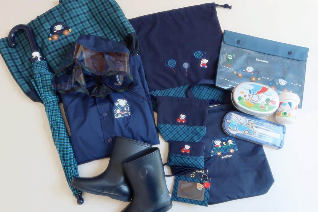あいりんのインスタグラム：「息子。入園準備🌸  雨でも楽しい登園になるかな🐻‍❄️🌂  はじめての長靴🥾習い事の日に履いていったら 傷だらけで帰ってきた🤣 はしゃぎすぎ🤺🩵嬉しかったかな🌈🪽  #やめろや🎶やめろや🎵やめろや😇 #ファミリア」