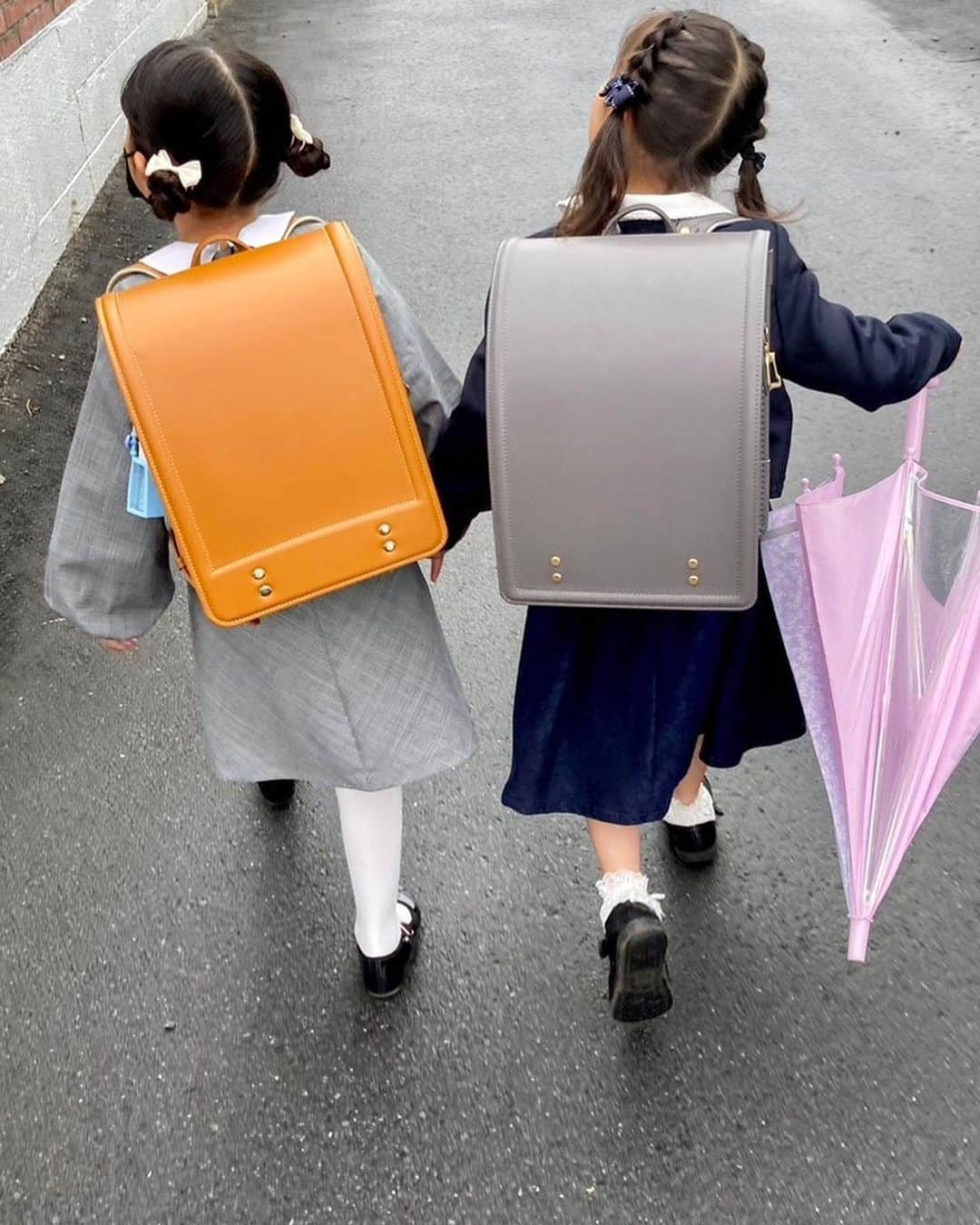 ayuのインスタグラム：「🏫🎒 ドキドキの入学式。 行きに大好きなお友達と会って元気いっぱいで学校へ🩵💜 なんと同じクラス！！！！！！！！ 仲良すぎなので、クラスは離れちゃうだろうなと思っていたのでびっくり❣️ ねねも私も大好きな友達と同じクラスだなんて嬉しすぎるし、一気にほっとする♡✨ もう新しいお友達もできたようで、にっこにこ笑顔がたくさん見れた最高な一日となりました🌸 嬉しい楽しい学校生活のスタート🥰 . めめも先日入学式を迎えました🖤 めめは仲良しのお友達とはみんなクラスが離れてしまったけど、今日「友達できた💛」と元気に帰ってきて一安心☺️♡」