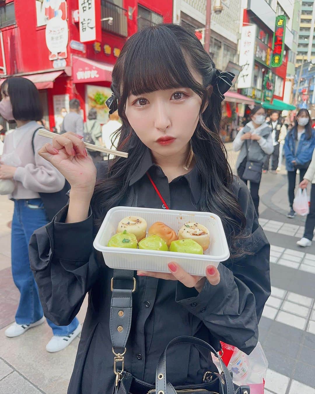 咲山しほのインスタグラム：「♥ . . 小籠包🐼🥟🥡🥢 . おいしくて食べ終わったあと もう一回買いに行った♡笑 . . #横浜 #横浜観光 #横浜グルメ #横浜中華街 #横浜グルメ #横浜中華街 #横浜食べ歩き #横浜中華街食べ歩き #横浜中華街グルメ」