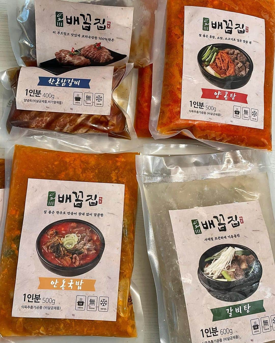 チョア さんのインスタグラム写真 - (チョア Instagram)「나두 드디어 맛본 #배꼽집  줄서는맛집 인데 집에서 간편하게 먹을수 있게 나왔대요🍽️  저는 양곰탕에 우동사리까지 넣어 먹고 갈비도 파와함께 꾸어먹으니 jmt...🤤😋 물론 그냥 먹어도 맛있지용💗 집반찬, 캠핑요리 고민이신분들 완전 추천이요👍🏻  @baekkop_shop_official @ryunayoung89  #단순선물 #배꼽집 #갈비탕 #양곰탕 #한우양곰탕 #안동국밥 #한우안동국밥 #캠핑요리 #간편요리 #수요미식회 #한우랩소디 #국물의나라 #블루리본맛집 #간편식 #밀키트 #홈밀키트」4月7日 15時23分 - minjinchoa