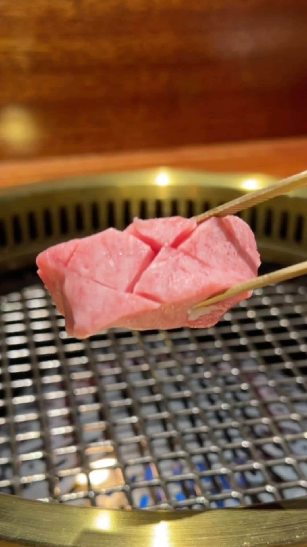 のインスタグラム：「春吉にある『博多焼肉オセロ』は夜景が見える洒落た焼肉店！ オープンは2023年3月8日。 ゆったりとしたカウンター席で夜景を見ながら食べる焼肉は最高！  ここは10,000円(税込)と12,000円(税込)のコースもあるけど、アラカルトで自分の好きなものだけをちょこちょこ食べられるので嬉しい。 「特選厚切りタン」3,500円のタンは極厚やった！柔らかいのにサクっとした食感がたまらない。  個室が4つあり、そのうち3つからは夜景が見えるよ。  深夜2時まで営業しているので、焼肉で〆るときはいいかも。  #博多焼肉オセロ @hakata_yakiniku_othello 福岡市中央区春吉3-3-9 平助筆復古堂ビル3F 092-406-3295 17:30～2:00 定休日：日曜日  #福岡グルメ #福岡ディナー #福岡焼肉 #焼肉オセロ #春吉グルメ #春吉ディナー #春吉焼肉 #福岡の夜景が見える店」