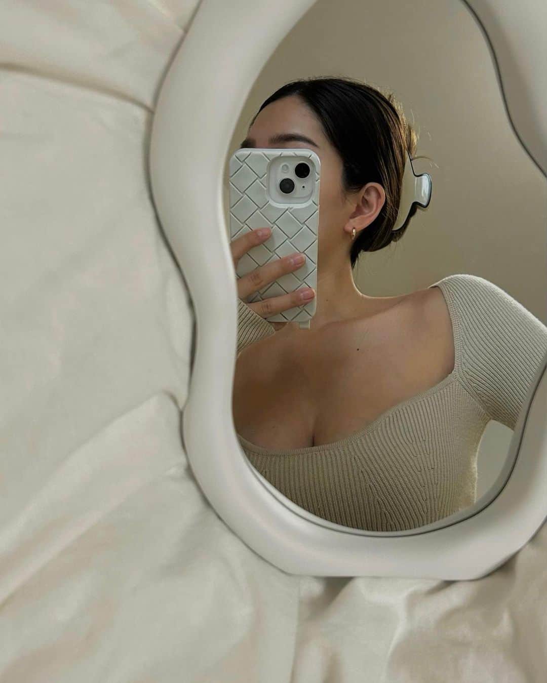 HARUEのインスタグラム：「@alexandredeparis_japan   産後、髪を束ねることが増えて 毎日愛用してる ALEXANDRE DE PARISのヘアクリップ🪽  ベージュとブラックの配色が可愛いリズレシリーズを付けてます♡  阪急うめだ本店1Fのヘアアクセサリー売り場に 店舗がOPENしたそうなので是非チェックしてみてね🩶  #alexandredeparis」