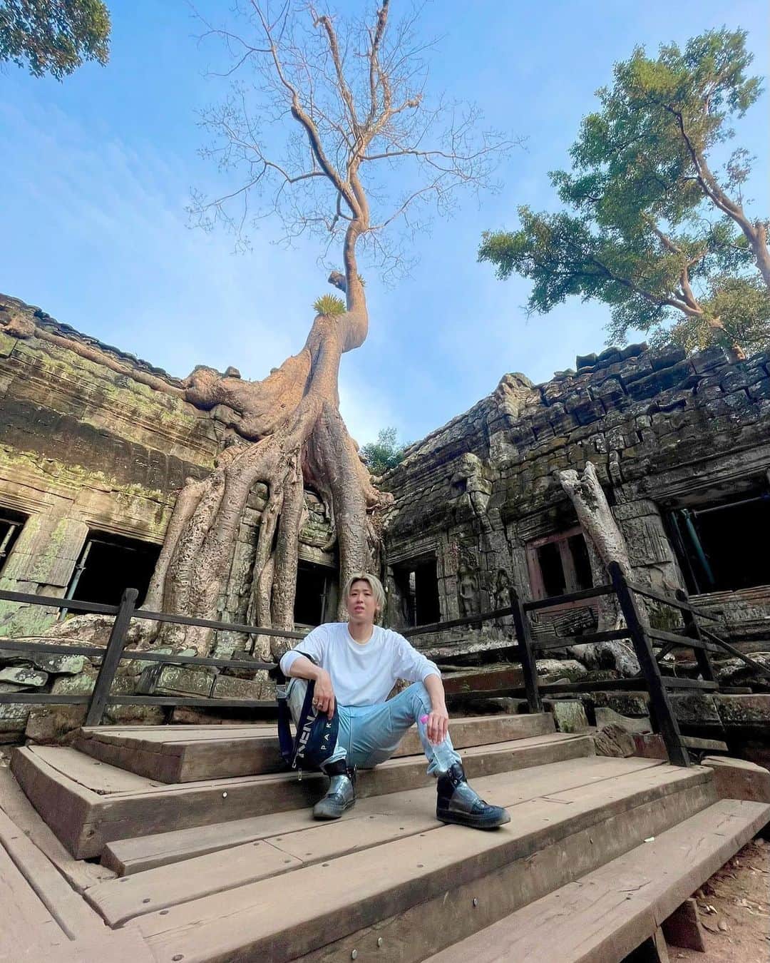 ザンゲ（ZANGE）のインスタグラム：「Angkor Wat🇰🇭🙏 念願のアンコールワット🇰🇭やっと行けた✈️ ここ数年はフットワーク重くてやりたい事先延ばしにしてたけど、ここからは仕事頑張って見たい景色どんどん見に行こう🌏 📸by @yoshiohhoryen  #Angkorwat #combodia #travel」