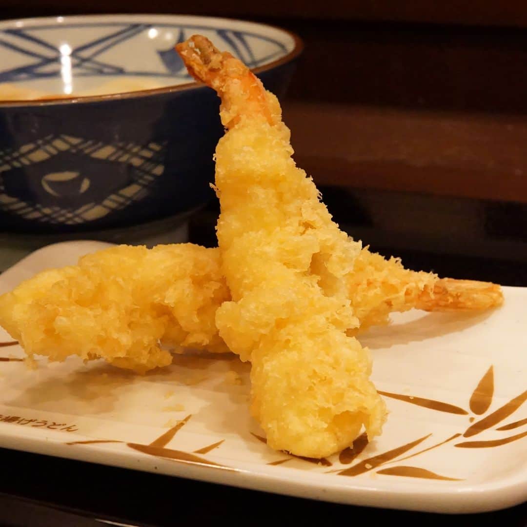 丸亀製麺さんのインスタグラム写真 - (丸亀製麺Instagram)「かけうどんに合う天ぷら3選紹介！どれを試したいかコメントで教えてください👇  1️⃣驚きの大きさ #野菜かき揚げ かけだしにさっと浸して食べれば、サクッとした食感の後、じゅわっとだしの味わいがひろがり、素材の甘みがぐっと引き立ちます！  2️⃣天ぷらの王様 #えび天  さくさくぷりっとした食感がたまらない！えび天がのっているだけでうどんがごちそうに早変わり！  3️⃣根強い人気の #れんこん天 ホクホクとした食感が病みつきになること間違いなし！だしをすすりながら食べすすめれば、れんこんの甘みがひろがります。  #丸亀製麺 #丸亀うどん #udon #麺 #うどん #天ぷら」4月7日 21時00分 - marugame_