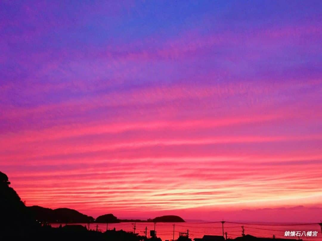 Birthplace of TONKOTSU Ramen "Birthplace of Tonkotsu ramen" Fukuoka, JAPANさんのインスタグラム写真 - (Birthplace of TONKOTSU Ramen "Birthplace of Tonkotsu ramen" Fukuoka, JAPANInstagram)「Chinkaiseki Hachimangu Shrine and Its Superb Sunset View - Touch a Stone and Get Rid of Negative Energy!⛩️✨ Around 1,800 years ago, the empress at the time put stones against her belly to soothe the anxiety she felt about her pregnancy and, after her safe delivery, she put the stones on the top of a hill. This shrine in Itoshima City was built in order to worship these stones.  In the shrine's precincts, there is a sacred stone which is said to get rid of misfortune when touched. All you have to do is rub it when praying.🙏 You can also acquire colorful protection amulets and "komi-ishi," prayer stones for those who wish for fertility and safe childbirth, at the shrine office.😊  We recommend visiting Chinkaiseki Hachimangu Shrine at dusk.🌅 The beautiful setting sun also appears in the designs of the shrine's amulets. You are lucky if you see purple clouds, which are said to be a sign of good things to come!☁💜  ------------------------- FOLLOW @goodvibes_fukuoka for more ! -------------------------  #fukuoka #fukuokajapan #shrine #japaneseshrine #kyushu #kyushutrip #japan #explorejapan #instajapan #visitjapan #japantrip #japantravel #japangram #japanexperience #beautifuljapan #travelgram #tripstagram #travelgraphy #travelphoto #travelpic #tripgram #japanlovers #visitjapanjp #japannature」4月7日 21時00分 - goodvibes_fukuoka