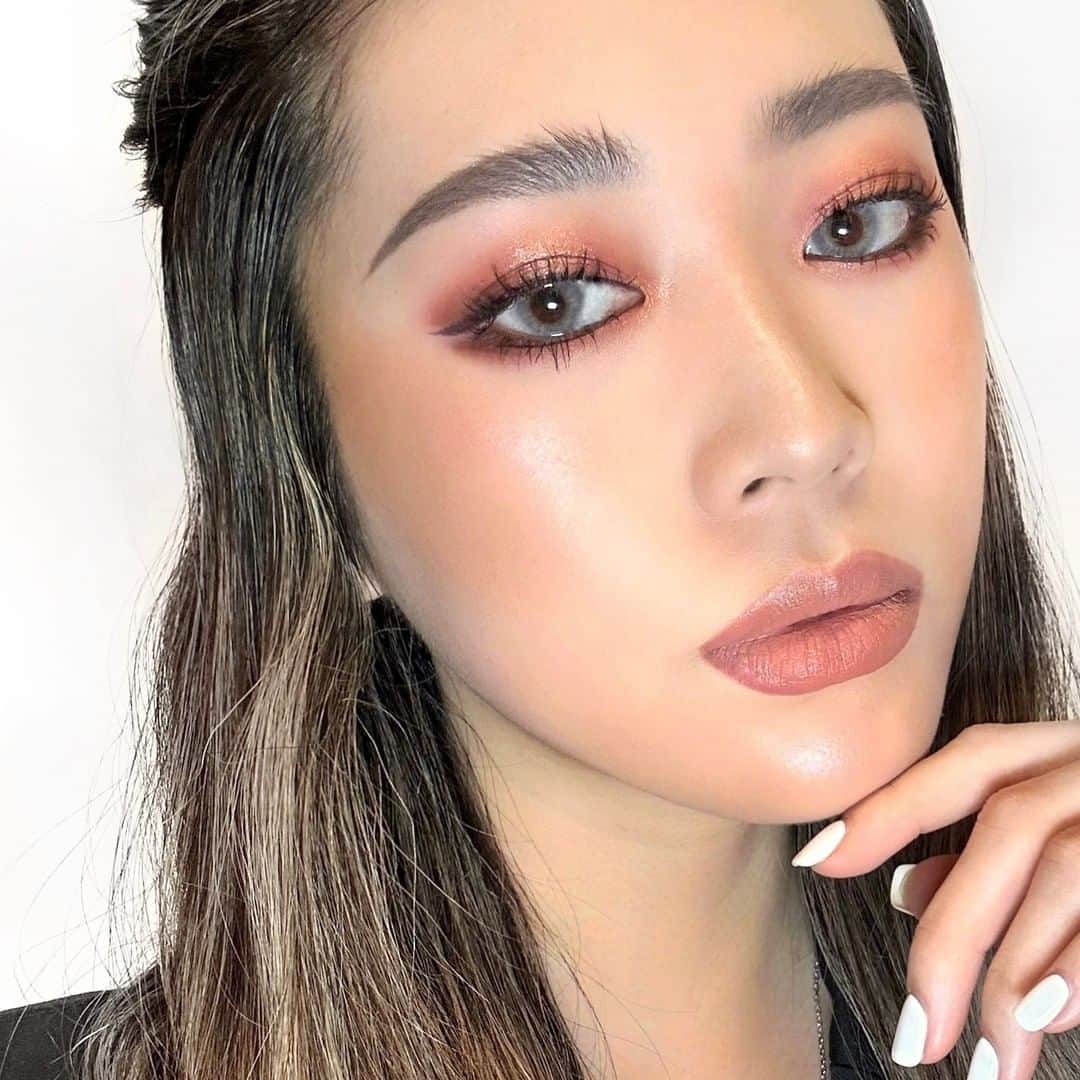 M∙A∙C Cosmetics Japanのインスタグラム：「#MACパールエッセンス で春のブロンズメイクにトライ🐚✨  ＜ルック使用製品＞ ＊EYES ✨アイシャドウ × 12: パールエッセンス ✨M･A･C カラー エクセス ジェル ペンシル／グラフィック コンテント ✨M･A･C スタック マスカラ／ブラック スタック ＊FACE ✨エクストラディメンション トリオ／パールエッセンス（チーク、ハイライト） ✨フィックス+ オリジナル ＊LIP ✨リップスティック／セット イン ストーン ✨リップペンシル／ワール  Regram from @msy_mua_  #MACPEARLESCENCE #MACコスメ #限定コスメ #新作コスメ #春メイク」