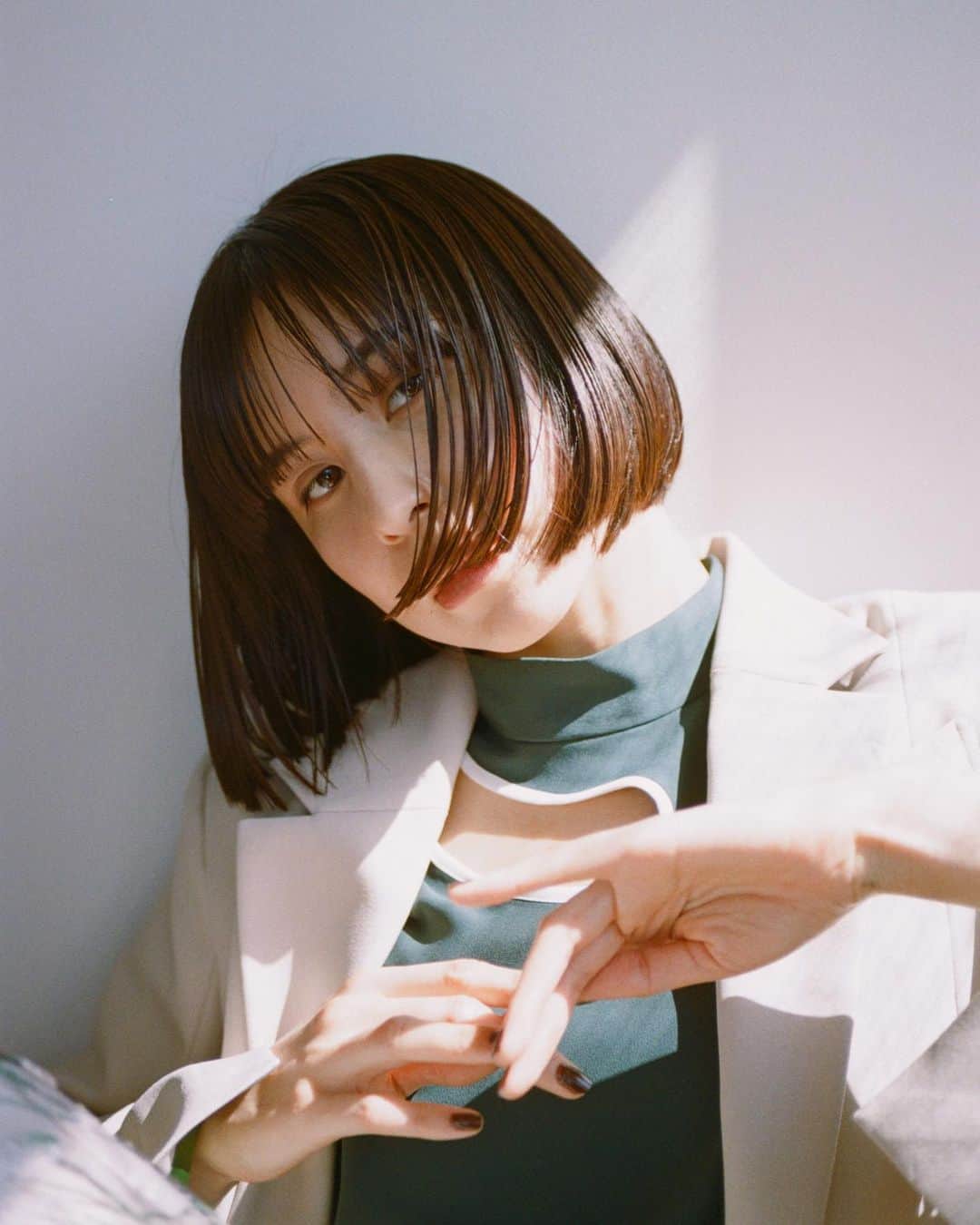 M U R R A Lのインスタグラム：「Be Nude, Be Yourself  アーティスト 白濱イズミが纏う MURRAL 23SSコレクション”NUDE”  NUDE=等身大をキーワードに アーティスト 嶌村吉祥丸が 彼女が持つクリエイティビティの根源に迫り、 等身大な瞬間を切り取ります。  ―――あなたにとって”Nude”(等身大)とは？  Nudeというものを着飾ることかもしれません。そのままのように思えてそのままではないもの。外から眺めるとそれがNudeなのか境目が分かりづらい。 私にしか分からないNudeという感覚を微細なところで意識しています。  ―――現在の表現活動をしていることへの根源（きっかけや想い出）は？  根源というところに行き着くと結局は私自身への確認作業でありながら呼吸のように私の仕組みには必要不可欠なものです。  @loveli_official @kisshomaru  #BeNude_BeYourself #NUDE #MURRAL」