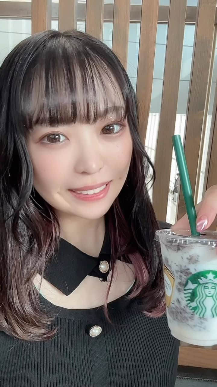 白井佑奈のインスタグラム：「🥤  スターバックスの新作『スヌーピーバニラ クリーム  フラペチーノ® with クラッシュ クッキー』を飲んだよ🥰❤️    フラペチーノ久しぶりに飲んだぁ！    カロリー気になるから控えてるけどこれだけは…と思って頼んじゃった！🤭      一応控えめカスタムでオーダーしたから参考にしてね✨    カスタム内容は4枚目にあるよ！   ＊＊＊＊＊＊＊＊＊＊  お仕事依頼はDMで💌💭 ＊＊＊＊＊＊＊＊＊＊    プロフィールリンクはこちら👉 @yuna_smile0130       #スターバックス#スタバ#スタバカスタム#スヌーピーバニラクリームフラペチーノwithクラッシュクッキー#スタバ新作#シェイク#カスタマイズ#フラペチーノカスタム#カフェ巡り好きな人と繋がりたい#グルメ女子#ダイエット#カロリーオフ#スタバダイエット#ダイエットドリンク#SNOOPY#fff#japanesegirl#Starbucks#starbuckscoffee」