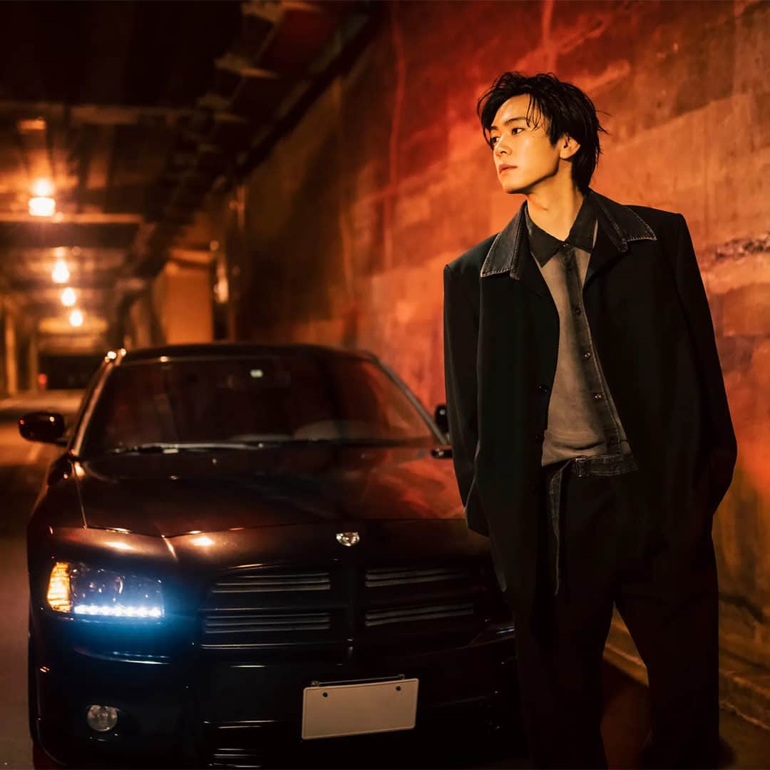 のインスタグラム：「俳優・内藤秀一郎と憧れの“アメ車”  撮影現場で3世代目のダッジ・チャージャーを見つけた途端、俳優の内藤秀一郎は、「やっぱり格好いいなぁ」とつぶやきながら、足早に近づいた。  「単純なんですけど、映画『ワイルド・スピード』を観てダッジ・チャージャーの憧れたんです。主役のドム（ドミニク）のチャージャーは、1969年型とも1970年型とも言われていますが、そこからアメリカのマッスルカーにハマりました」  @gqjapan プロフィールのリンクから記事を✓  #内藤秀一郎 #dodgecharger #ダッジチャージャー #ワイスピ #ワイルドスピード  文・サトータケシ　写真・安井宏充（Weekend.）　ヘア＆メイク・高梨祐子　スタイリスト・水野陽介　編集・稲垣邦康（GQ）」