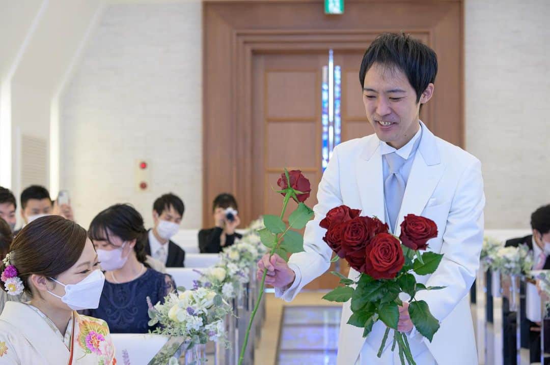 ホテル国際21のインスタグラム：「※ 【wedding レポート】 人前式🔔 12本の薔薇を使用した ダーズンローズセレモニー🌹  ♥｡･ﾟ♡ﾟ･｡♥｡･ﾟ♡ﾟ･｡♥｡･ﾟ♡ﾟ・。゜♥｡ﾟ♡ﾟ･｡♥｡･ﾟ♡ﾟ･｡♥｡･ﾟ♡ﾟ･｡♥｡. . ブライダルフェア受付中です🎉 ご予約は @hotelkokusai21_bridal の HPから出来ます🌟 . ｡♥｡･ﾟ♡ﾟ･｡♥｡･ﾟ♡ﾟ･｡♥｡･ﾟ♡ﾟ・。゜♥｡ﾟ♡ﾟ･｡♥｡･ﾟ♡ﾟ･｡♥｡･ﾟ♡ﾟ･👰🤵✨  . #ホテル国際21　#ウェディング　#ホテルウェディング　#ブライダル　#長野　#長野結婚式　#長野市結婚式　#長野花嫁 #長野県　#長野市　#結婚式場　#結婚式　#披露宴会場　#チャペル　#衣裳　#ウェディングドレス　#タキシード　#コーディネート　#ヘアメイク　#花嫁ヘア　#花嫁メイク　#ブーケ　#ウェディングケーキ　#全国のプレ花嫁さんと繋がりたい　#花嫁　#プレ花嫁　#卒花　#前撮り　#後撮り　#wedding」