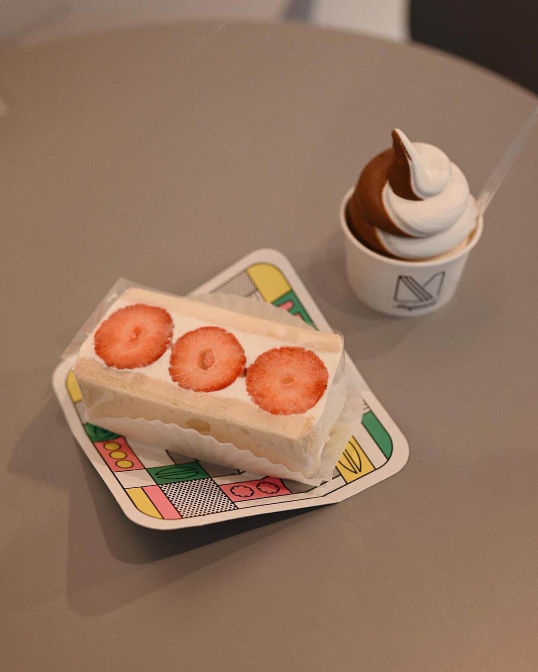 MEGさんのインスタグラム写真 - (MEGInstagram)「⌇majisand  札幌のパティシエの本気サンドイッチを食べに。🍓  ・福岡あまおう(フルーツサンド) パティシエが本気で作った大人気のフルーツサンド。 北海道産生クリームとあまおうの甘酸っぱさが最高。 これ一つでお腹いっぱいになるぐらいずっしり。  ・ミックス(ソフトクリーム) こんなに濃厚なチョコレートソフトは食べた事ない🍦 ソフトクリームの機材にもこだわっていて、今までに食べた事ない食感だった。 賞味期限2時間のクリームブリュレも気になる。  シンプルでモダンな雰囲気の店内。 デトックスウォーターやコーヒーサービスがあるから店内でゆっくりもできる☕️  OPEN  11:00～22:00  📍 北海道札幌市中央区南二条西1丁目5-9広和ビル1F (市電狸小路駅から徒歩3分 ・豊水すすきの駅1番出口から徒歩3分 ・地下鉄大通駅18番出口から徒歩5分 ・地下鉄すすきの駅1番出口から徒歩5分)  PR @majisand.sapporo   #北海道カフェ #札幌カフェ #フルーツサンド  #狸小路カフェ #札幌スイーツ #札幌グルメ #majisand」4月7日 15時37分 - _meg_7