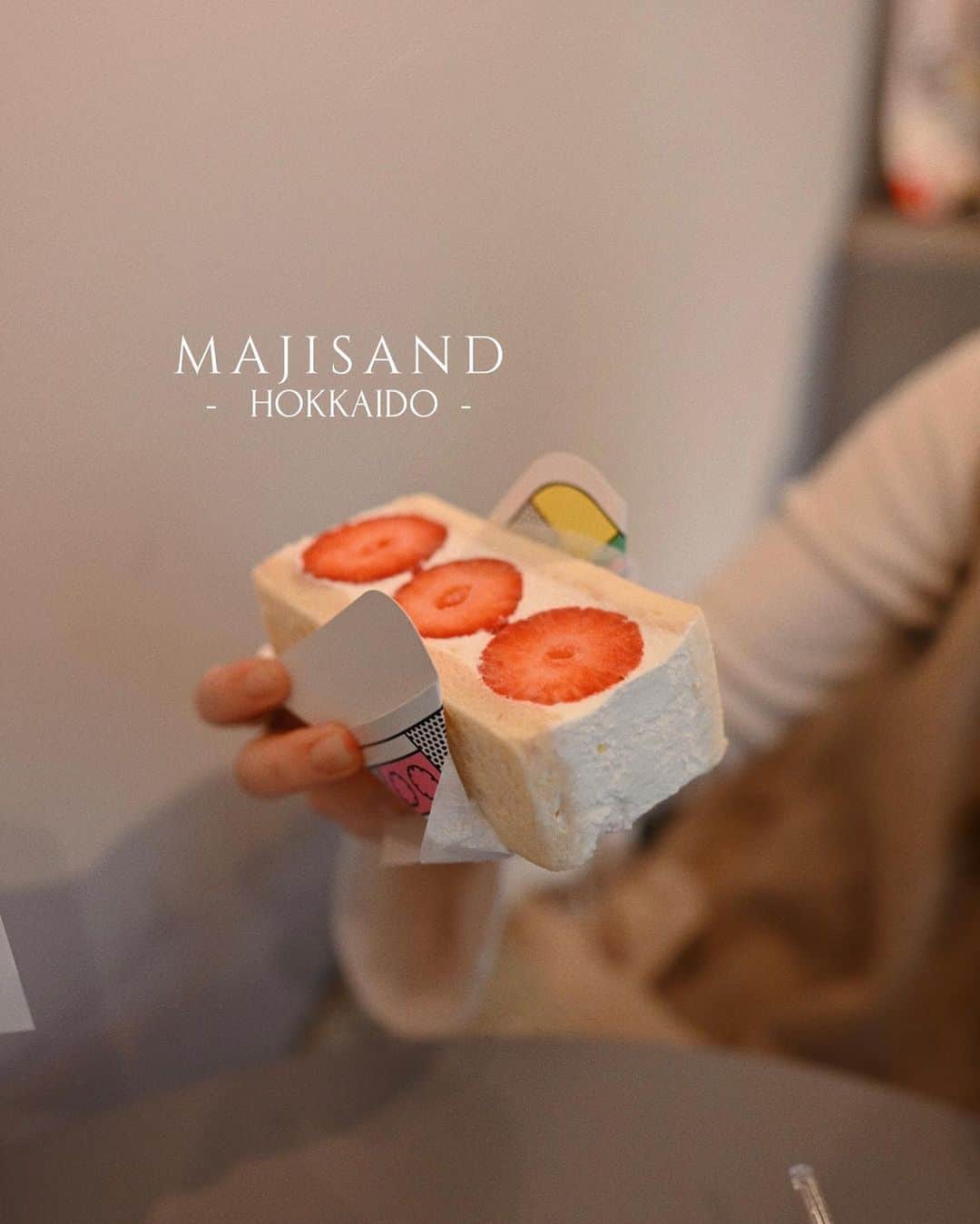 MEGのインスタグラム：「⌇majisand  札幌のパティシエの本気サンドイッチを食べに。🍓  ・福岡あまおう(フルーツサンド) パティシエが本気で作った大人気のフルーツサンド。 北海道産生クリームとあまおうの甘酸っぱさが最高。 これ一つでお腹いっぱいになるぐらいずっしり。  ・ミックス(ソフトクリーム) こんなに濃厚なチョコレートソフトは食べた事ない🍦 ソフトクリームの機材にもこだわっていて、今までに食べた事ない食感だった。 賞味期限2時間のクリームブリュレも気になる。  シンプルでモダンな雰囲気の店内。 デトックスウォーターやコーヒーサービスがあるから店内でゆっくりもできる☕️  OPEN  11:00～22:00  📍 北海道札幌市中央区南二条西1丁目5-9広和ビル1F (市電狸小路駅から徒歩3分 ・豊水すすきの駅1番出口から徒歩3分 ・地下鉄大通駅18番出口から徒歩5分 ・地下鉄すすきの駅1番出口から徒歩5分)  PR @majisand.sapporo   #北海道カフェ #札幌カフェ #フルーツサンド  #狸小路カフェ #札幌スイーツ #札幌グルメ #majisand」