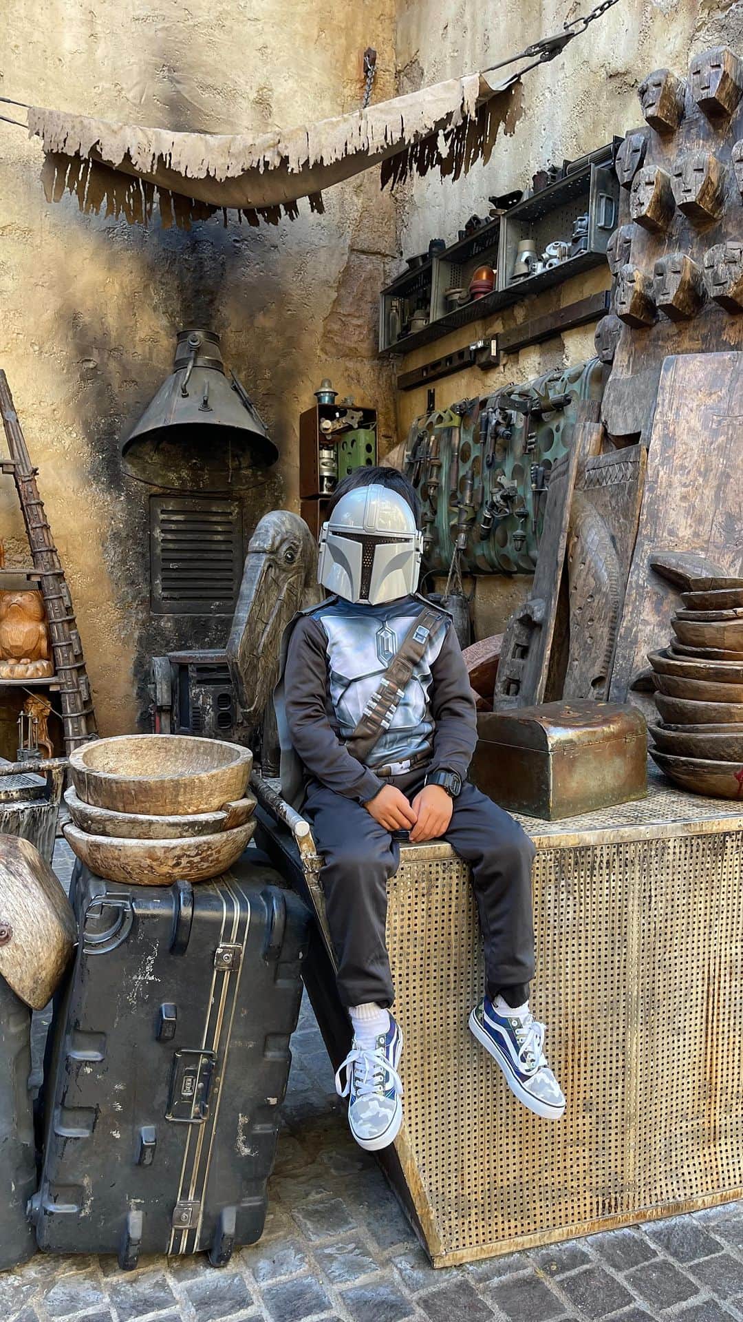 JAMOSAのインスタグラム：「THIS IS THE WAY! Quick trip to the Galaxy’s Edge to celebrate my 8th Bday with Mom & Dad!  #maytheforcebewithyou  #mandalorian #starwars #galaxysedgedisneyland」