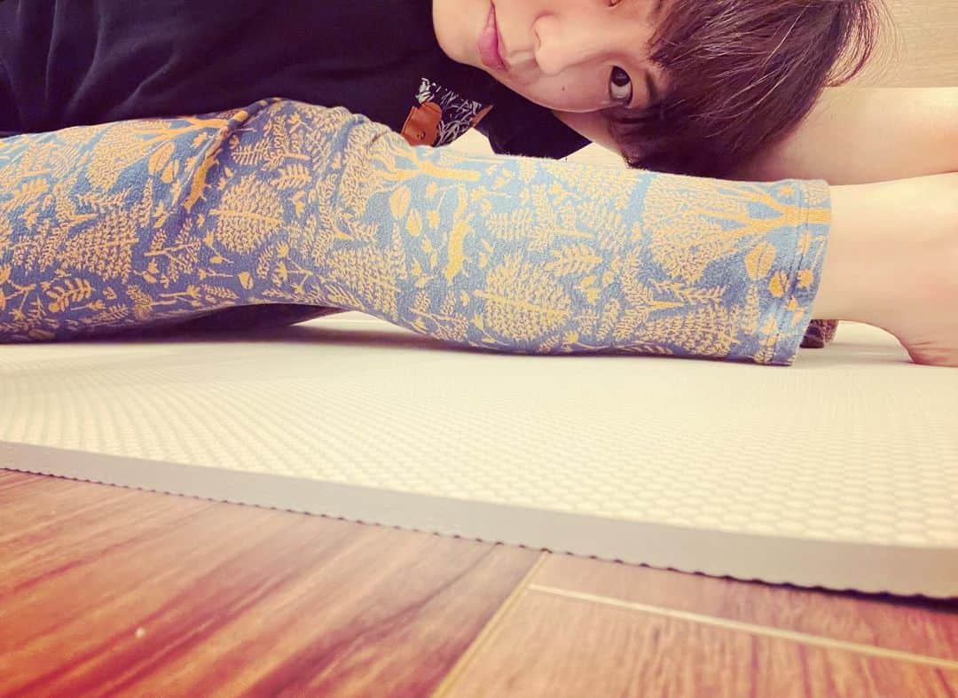 熊木杏里のインスタグラム：「反り腰だし、筋力もないので 始めました、自宅筋トレ。 マットが届きました。  現在、 @nogachannel さんを参考にさせて頂いております。  花粉で外を走れないので 屋内活動を検索してみたら出会いました。春。」