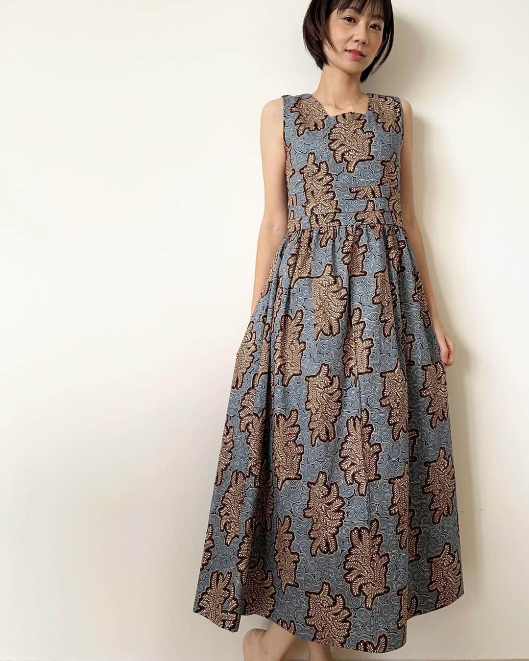 益田麻衣のインスタグラム：「人生初めてのオーダ服。  こちらに来てすぐ、インドネシアはオーダーの国だよ〜と教えてもらい、色々なものが作れるんだとワクワク🎵  マンションにオーダーメイドおじさん、おばさんを呼ぶということで仲間に入れてもらいました。  オーダーまでの流れとしては、  1️⃣オーダーメイドおじさん、おばさんとのスケジュール調整。  2️⃣布を買いに行く。 → @pasar_mayestik は布の宝庫。 布屋さん街になっているので、めちゃくちゃ迷いますが、とにかく気になるところに入って素敵な布との出会いを求める！ （私は今回はバティックにしましたが、バティック柄だけでなく日本の布屋さんと同様たくさんの柄や素材の生地がありますよ〜） アドバイスとしては、事前に作りたい物、デザインは大まかに決めてから買いにいくべし。  3️⃣オーダーメイドおじさん、おばさんがお家に来る。 →布とイメージを用意！ 何を作りたいか、どんなデザインでなどを伝えます。 ちなみに私は、某ブランドのお洋服を見て 、そのデザインをベースに作ってもらいました！もちろん、今持っているでも大丈夫！！ 最後に採寸してもらったら完璧です！  4️⃣出来上がりを待つのみ。 いつできるかを確認し、スケジュール調整したら、またマンションまで持ってきてくれるので、そこでお支払いします。 （このオーダーは、2週間くらいでできました。）  そして出来上がったのが写真の通り❣️  思い描いていた通り以上のワンピースが出来上がって、これはすごすぎる〜😍  思わず可愛いーと叫びました💕  正直、インドネシアのクオリティどうかな？とか、 私は実物のお洋服ではなく写真を渡しただけだったので、期待したいけどしすぎは良くないと思いながらも、楽しみに待つこと2週間。  一度でもクオリティを疑ったことにごめんなさいと言いたいです🙏  そしてそして、ここまでのクオリティでありながら、お値段も可愛い✨✨  既製品と違って、自分にぴったりサイズの世界に一つだけの一点物です💕  あ〜〜またすぐにでも作って欲しいってなってます☆笑☆  何を作るか、どんなデザインにするのか、どの生地にするのか。 昔からお洋服が好きなので、縫う以外の作業を全て自分で考えることができるって、とっても幸せなことです。  なかなか日本ではできないことなので。  今回はバティック柄でしたが、これ以外にも色々なお洋服オーダーを楽しみたいと思います🎵  #インドネシア #インドネシア在住 #インドネシア駐在 #インドネシア生活 #ジャカルタ #海外生活 #オーダーメイド #お洋服 #ワンピース #バティック #バティックワンピース #フリーモデル」