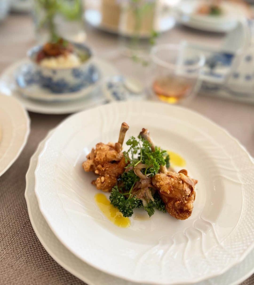 林香里さんのインスタグラム写真 - (林香里Instagram)「・ ・ 毎回楽しみにしてる中華料理lesson🐼🇨🇳  ☑︎ジャガイモとお魚のトウチ蒸し ☑︎海老みそ風味のチューリップ唐揚げ ☑︎カリフラワーご飯 ☑︎焼きパイナップルとココナッツのデザート  食材もテーブルコーディネートも春めいていた🐝🌷 もちろん、どれも美味しくて我が家の食卓にも リピートしたいメニューがいっぱいでした👩🏻‍🍳  #料理教室#中華料理#food」4月7日 15時49分 - kaori_hayashi1203