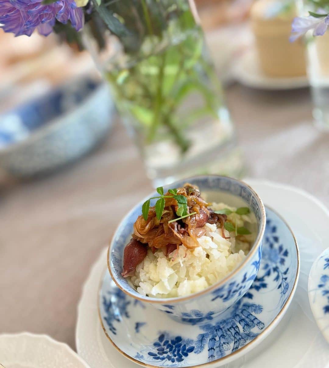 林香里さんのインスタグラム写真 - (林香里Instagram)「・ ・ 毎回楽しみにしてる中華料理lesson🐼🇨🇳  ☑︎ジャガイモとお魚のトウチ蒸し ☑︎海老みそ風味のチューリップ唐揚げ ☑︎カリフラワーご飯 ☑︎焼きパイナップルとココナッツのデザート  食材もテーブルコーディネートも春めいていた🐝🌷 もちろん、どれも美味しくて我が家の食卓にも リピートしたいメニューがいっぱいでした👩🏻‍🍳  #料理教室#中華料理#food」4月7日 15時49分 - kaori_hayashi1203