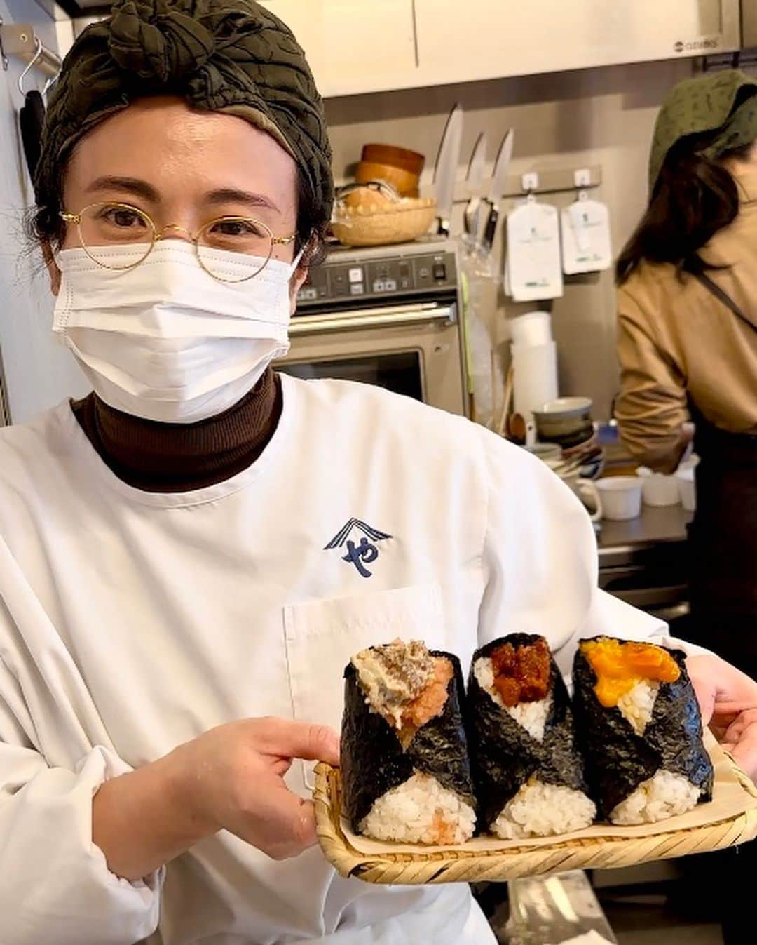 わっきーさんのインスタグラム写真 - (わっきーInstagram)「おにぎり屋で大行列を作る、大塚の「ぼんご」で修行された方が独立。 雑司が谷の「山太郎」へ。 まだ半年たらずで、行列店。  チョイスしたおにぎり(手前から) ・明太唐揚げ ・ヤンニョムチキン ・卵黄醤油漬け ・とん汁  おにぎり1個が約180gと、かなりのボリューム。 中身の種類も組み合わせ自由なので、通えるおにぎり屋さん。 とん汁は出汁がしっかり効いてて具沢山。  土日は記帳制となっている。 閉店後はテイクアウトのみ営業。 詳しくはお店まで。  #山太郎 #おにぎり #おにぎりとん汁山太郎  #とん汁 #ぼんご #行列  #東京グルメ #雑司が谷グルメ  #youtube  #わっきーtv」4月7日 15時54分 - makoto_ishiwaki