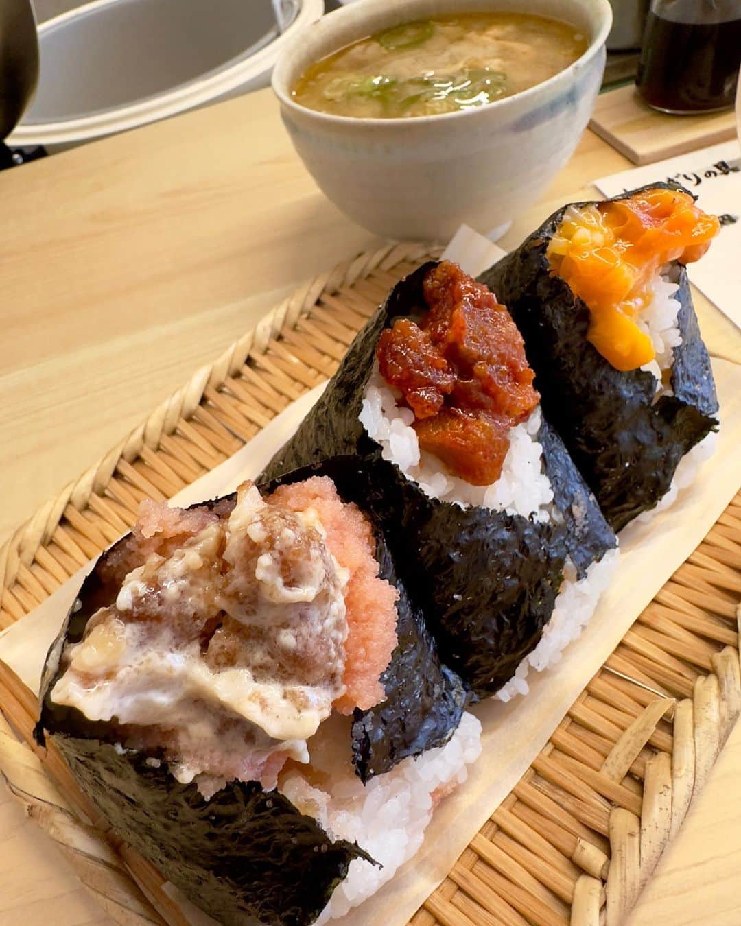 のインスタグラム：「おにぎり屋で大行列を作る、大塚の「ぼんご」で修行された方が独立。 雑司が谷の「山太郎」へ。 まだ半年たらずで、行列店。  チョイスしたおにぎり(手前から) ・明太唐揚げ ・ヤンニョムチキン ・卵黄醤油漬け ・とん汁  おにぎり1個が約180gと、かなりのボリューム。 中身の種類も組み合わせ自由なので、通えるおにぎり屋さん。 とん汁は出汁がしっかり効いてて具沢山。  土日は記帳制となっている。 閉店後はテイクアウトのみ営業。 詳しくはお店まで。  #山太郎 #おにぎり #おにぎりとん汁山太郎  #とん汁 #ぼんご #行列  #東京グルメ #雑司が谷グルメ  #youtube  #わっきーtv」