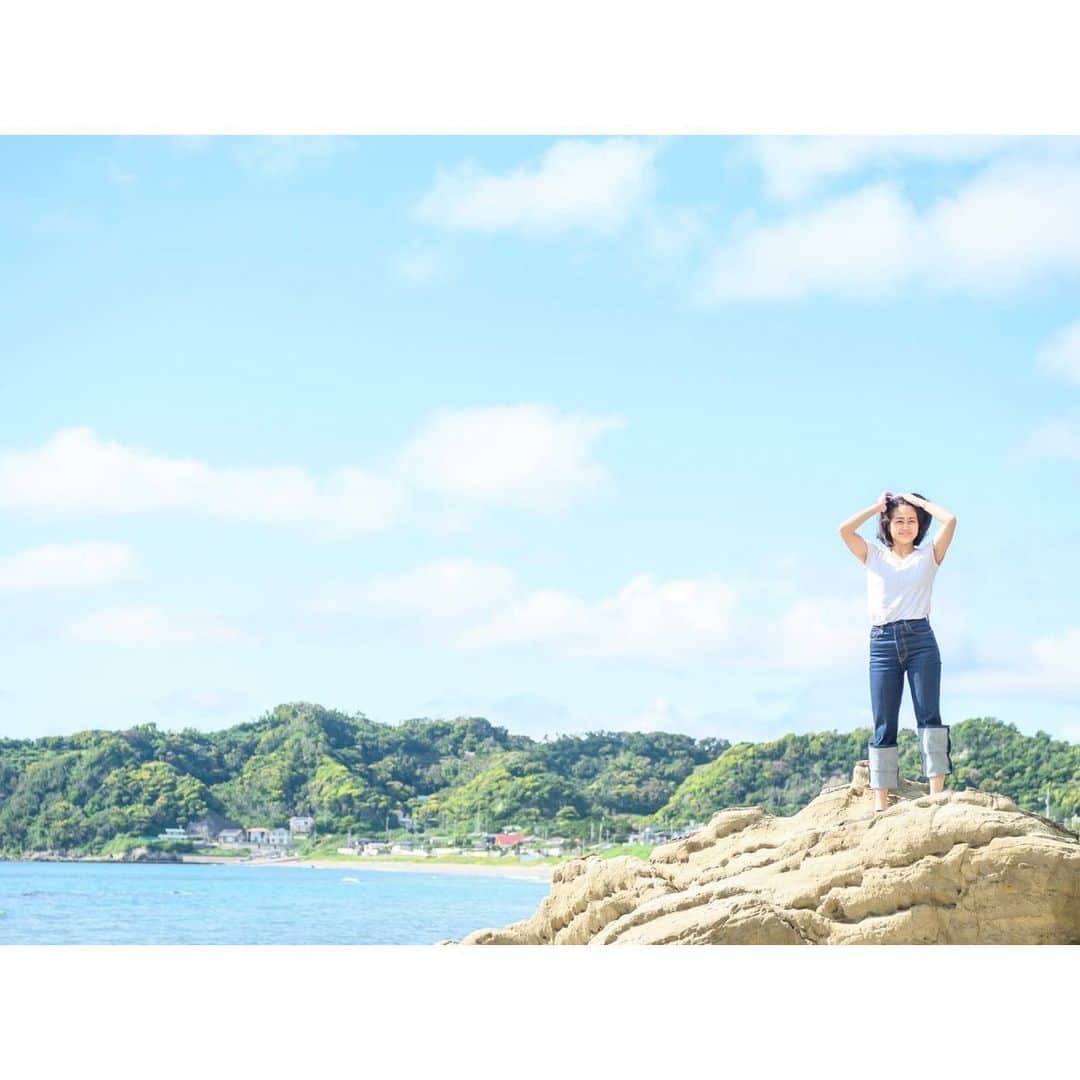 のインスタグラム：「雨予報だったけど この時間だけサンサンと晴れて 風もヒューと吹いていた日。  大自然の中 裸足で 海の岩をよじ登り 景色と太陽と風、海、香り… 大地を感じました。  夏が待ち遠しい！」