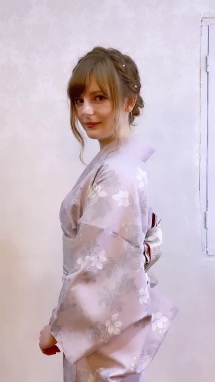 Ella Freyaのインスタグラム：「Who remembers when I wore this kimono ? It was for my first published photobook “Ranranran”. And soon my fourth photobook will be coming out 🥹　この着物を着たのを覚えている人はいますか？私の最初の写真集「蘭蘭蘭」の撮影でした。もうすぐ4冊目の写真集が出ます🥹。」