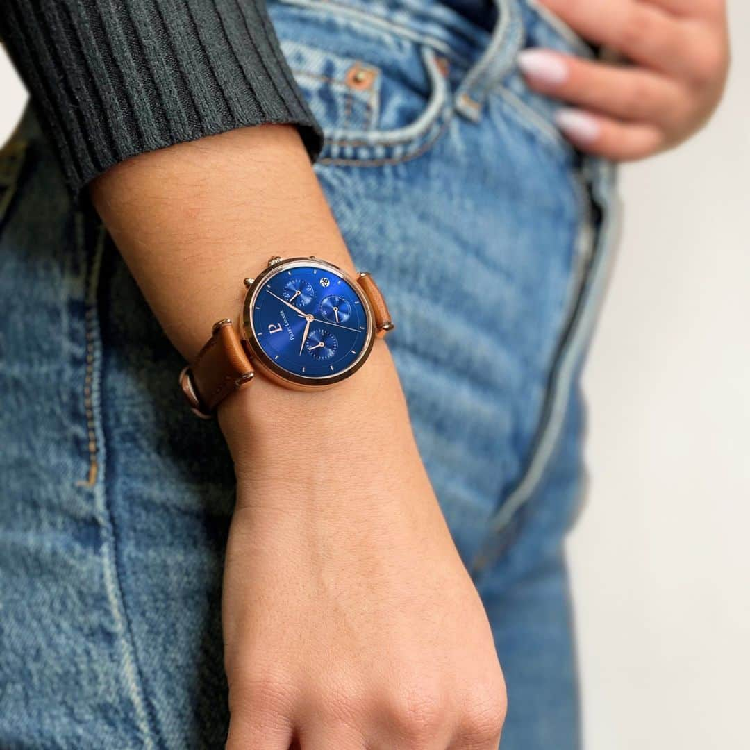 ピエールラニエのインスタグラム：「Notre montre Lutecia est l’accessoire parfait pour accompagner votre tenue au quotidien. 🧵 Compacte et élégante à la fois c'est le modèle idéal pour allier élégance et côté sportif.  #pierrelannier #womenwatches #watch #frenchwatch」