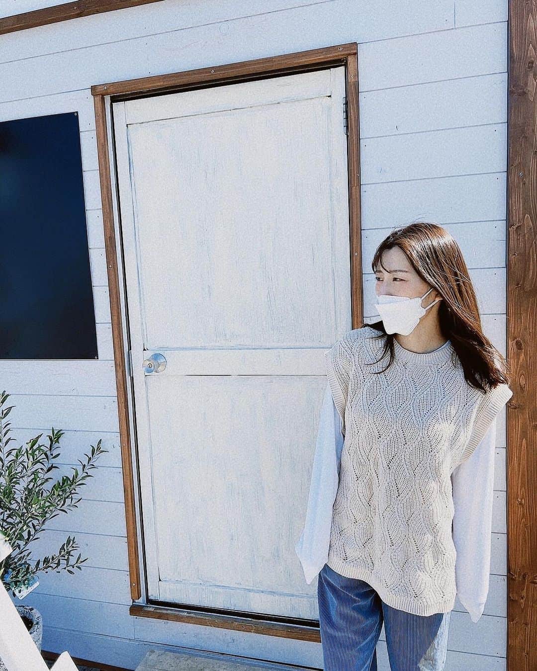 のインスタグラム：「⁡ 桜が散っていくー。 楽しみはあっという間ですね。 ⁡ Babyとの生活は挑戦の連続で、絶妙な緊張感の中スリリングな日々を過ごしています。笑 クリアした時の達成感たるや。 何にも変え難い。 ⁡ 初のお風呂 初の外食 初の遠出 などなど。 ⁡ 生活のリズムは自分主軸ではないので、控えめに言って今までの人生一大変だと感じています。 Theマイペース人間なので。笑 ⁡ 毎日のように、世の中のお母さんすごいよ。すごすぎる。 と心の中で叫んでます。 ⁡ 大変ですがあっという間に成長していくので一瞬一瞬見逃せなくて笑いも絶えない。 ⁡ 今までと同じく、今を大切に楽しくいきますよー。 ⁡ #春 #桜 #Baby #育児 #スリリング #初体験 #mylife #マイペース #お母さん #今を大切に笑顔で過ごそう #コーデ #ベストコーデ #lifestyle #instagood #mylife #love」