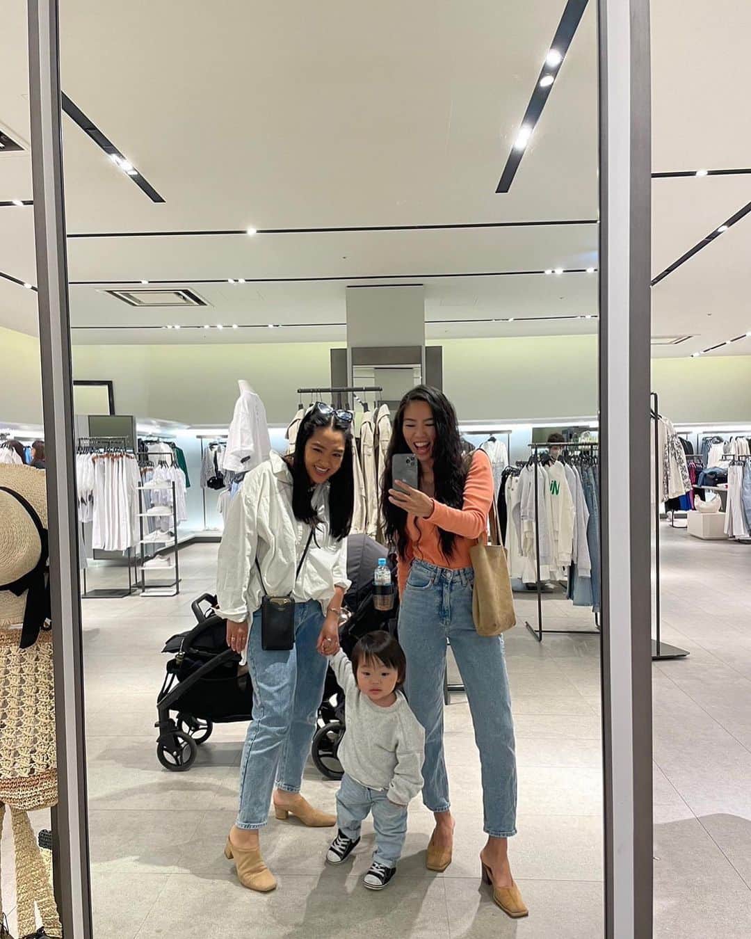 Rimiのインスタグラム：「今週お出かけしたグランツリー🤍 ノアは車がたくさんで大興奮！ 楽しい遊び場がいっぱいでまたすぐ行きたい場所☺️ 楽しかったなあ🤍 @emiyoga0514 さんいつもいろいろ教えてくれてありがとうございます❤️  いつもなんとなくでもお揃いにしたいわたし。ww れあちゃんが大きくなってみんなでお揃いも楽しみ🤍  #baby#babygirl#babyfashion#babyclothes#clothes#fashion#cordinate#family#familyphoto#photo#1歳#0歳#赤ちゃん#男の子ベビー#女の子ベビー#女の子コーデ#男の子ママ#女の子ママ#兄妹#年子ママ#年子#赤ちゃんのいる生活#親子コーデ」