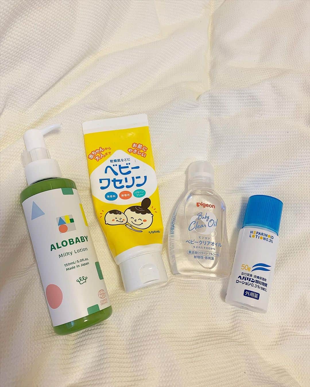 matano Kastaneのインスタグラム：「陽太(6ヶ月男子)のスキンケア情報👶🏻✨✨  最近肌荒れが出てきたので、記録📝  🌟左から ALOBABY は最強に肌に合うので重宝してます。  今は顔と首周りだけ、お風呂上がりと 朝起きて着替える時に塗るようにしてます。  🌟ベビーワセリンは オムツ変えるときに毎回塗ります🍑  オムツ荒れを防げるように。 おかげで荒れてません  🌟ベビーオイルは ノータッチすぎたのですが、、、 お臍のお掃除に綿棒で掃除してます🧽  週1くらい。 これから暑くなるので必須そう。  🌟1番右のやつは小児科でもらいました。 全身に塗ってます！  肌にポツポツ赤いのができて、 (汗疹だったぽいです)  気になって小児科行って 塗ったらすぐ治りました🤝😭(お薬ってすごい)  調べたらヘパリンの成分が肌に良いらしく、、 さらっと塗れるよう、 処方せん受付の際に、薄めて作ってもらいました (薄めるか、濃いめか選ばせてもらいました)  これから汗かく時期だと思うので、 ちゃんと意識しないと👶🏻👒🌻🎣」
