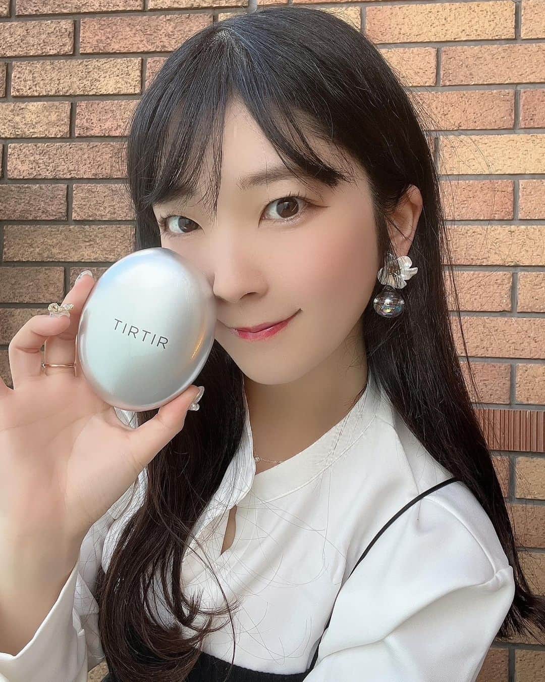 服部彩香のインスタグラム：「大人気のTIRTIR (@tirtir_jp_official ) マスクフィットクッションから新作が登場✨  肌の中から密着して積み重ねる72時間持続オーラブライトニングクッションで タッチするほど肌に密着してツヤのある仕上がりに‎🤍 ホワイトヒアルロン酸とシラカバ樹液の効果で明るく輝く肌へ✨ そして動物性原料を排除した肌に優しい無機紫外線遮断パウダーを含み刺激を気にせずさわやかなツヤ肌へ🫶 . #TIRTIR #マスクフィットオーラクッション #sponsored #最強ベース #マスクフィット #マスクフィットシリーズ」
