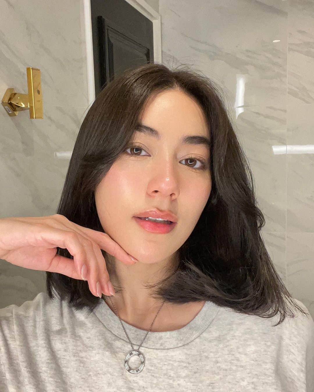 キンバリー・アン・ウォーテマス・ティアムシリのインスタグラム：「My Fresh-face essentials✨ everyday natural glow using Vanish Airbrush Concealer in shade (Cedar) and Veil Translucent Setting Powder.  Grab yours now at Hourglass Counters and Line Official Account @HourglassCosmetics  #HourglassCosmeticsThailand」