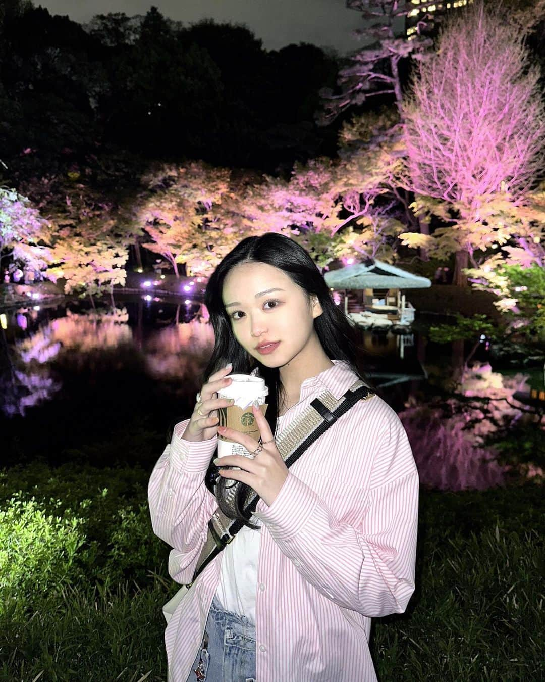 田中梨瑚のインスタグラム：「・  お稽古の息抜きに夜桜見てきた〜🌸🌚  最近ハマってるのはハニーウーロンティーラテ🍯」