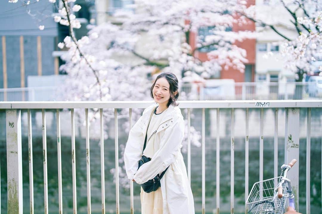 都丸ちよのインスタグラム：「お花見最後 . めっちゃ笑顔✌️✌️✌️」