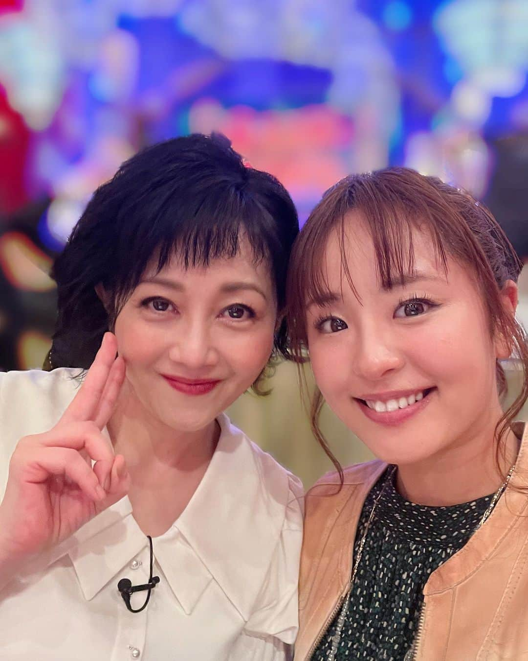 加島ちかえさんのインスタグラム写真 - (加島ちかえInstagram)「お仕事現場で浅香唯さんと再会できました💕✨  志村けんさん率いる舞台、 『志村魂』の全国ツアーに腰元出演させて いただいていたときに、 浅香さんと親子役でコントをさせてもらいました☺️  きっと 志村さんがくださった再会のご縁ですょね✨☺️ ありがとうございます✨👏☺️  とってもﾁｬｰﾐﾝｸ"で優しくて ｵｰﾗがｷﾗｯｷﾗな浅香さん❤️✨✨  ある日、 熱烈な阪神ﾌｧﾝ🐯だと小耳に挟んだので 舞台当時、地元、甲子園の父親(阪急阪神の役員＆MVP選手の表彰などに登壇していましたw) に伝えて阪神ｸﾞｯｽﾞと推しの選手のｸﾞｯｽﾞを大量に 取り寄せてもらい、お渡ししましたっっ🤣👏✨  浅香さんも喜んでくださったのですが、 世代でﾌｧﾝだった父親がもの凄く喜んでいて🤣✨✨w 少し親孝行できたかなと思いました🤣👏w  とにかくパワースポットみたいな方々と ご一緒できた番組🥹💕  告知できる日が楽しみです📺✨  #浅香唯  さん　#80年代  #80年代アイドル #スーパーアイドル  #スケバン刑事 #再会  #志村けん  さん　#志村魂　#腰元  #感謝 #ご縁に感謝 #エンターテイメント #収録 #加島ちかえ  #阪神タイガースファン #阪神タイガース」4月7日 16時12分 - chikaekashima