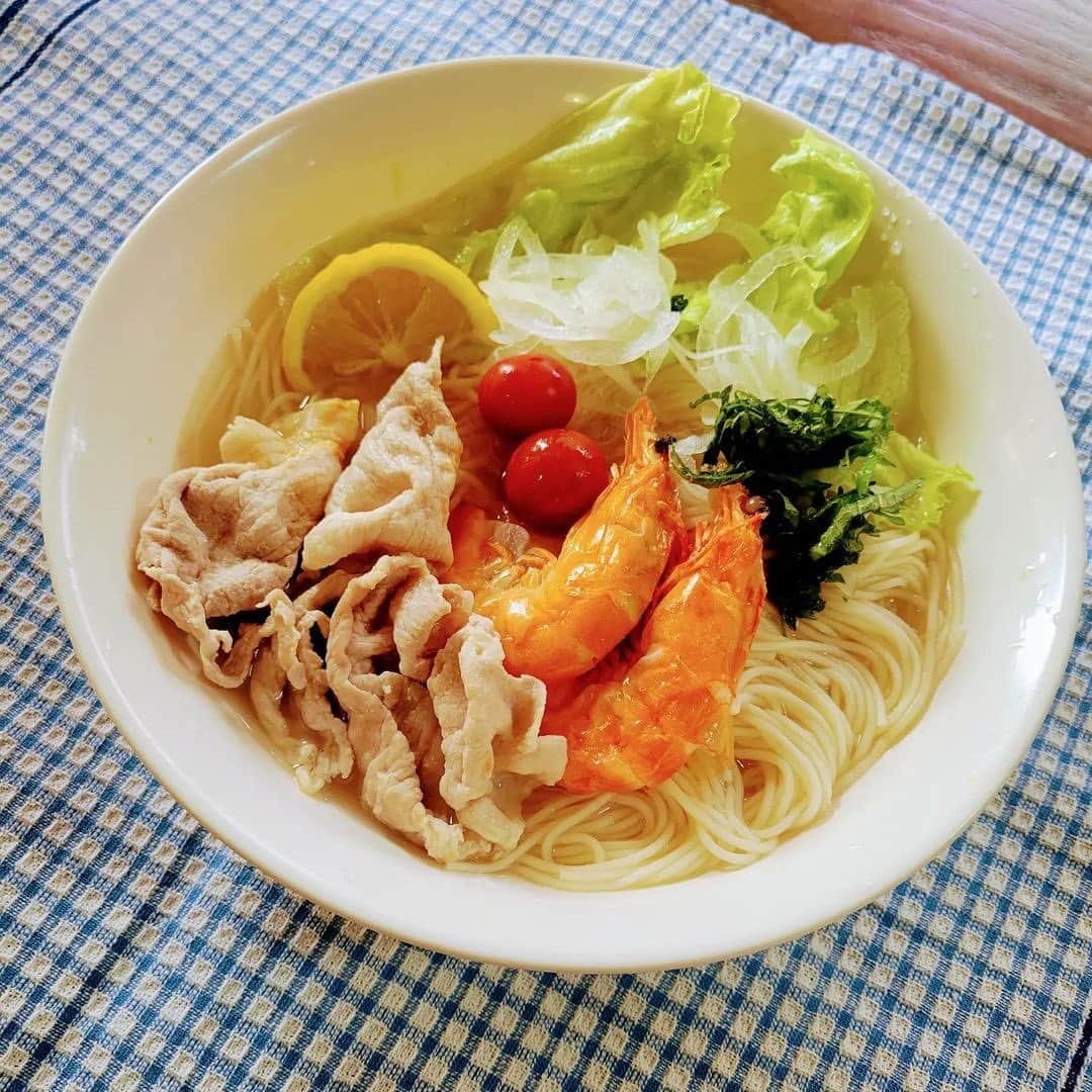 にんべん　おだしでキレイ習慣のインスタグラム：「先日の#にんべんだしアンバサダー ファンミーティングに参加いただいた方から嬉しい投稿が🐟✨  @mii2710さん、ありがとうございます🐟💕 ⁡とっても美味しそうです . . . ⁡  先日、にんべん本社でのにんべんだしアンバサダー、レシビ共有会で教えていただいた 〈さっぱり、つるっと！エスニック風そうめん〉を作ってみました☺️ パクチーが無かったので、大葉とレタスで代用。 赤玉ねぎが無かったので新玉ねぎで代用しました。 エビは脱皮直後のソフトシュリンプ🦐を使用しました。殻ごとたべられるのが良いです😃  和風だしとナンプラーが異色のコラボで それでいてそれがとても合う。 温かくて冷たくしてもどちらでも美味しいのも凄く良いです😃💕 レシピを教えていただいた「きくえぬさん」 ありがとうございました😺  #にんべんだしアンバサダー #だしのある生活 #にんべんファンミーティング」
