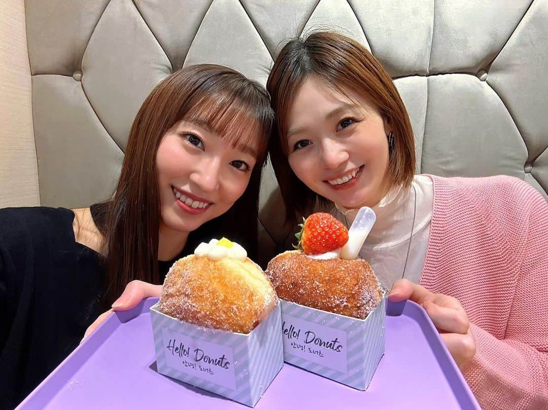 築山可奈のインスタグラム：「. HELLO! DONUTS🍩❤️ まいみんといつもの新大久保へ💛  行ってみたかったハロードーナツへ🍩(∩´∀`∩)💕 意外に穴場でゆっくりできました🥰 かわいいしおいしいし最高🙌✨  #新大久保カフェ #hellodonuts #ドーナツ屋 #スイーツ」