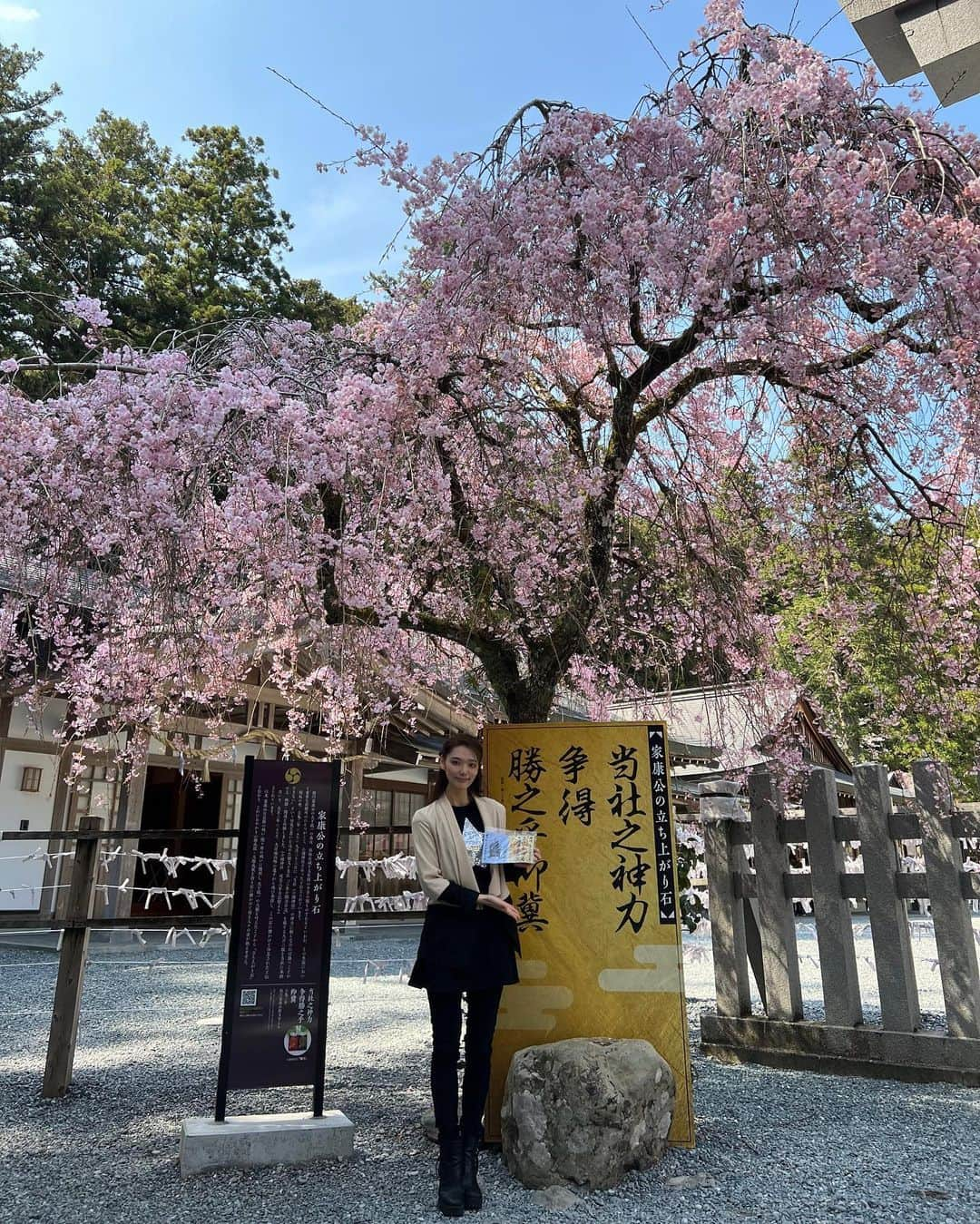 天玲美音さんのインスタグラム写真 - (天玲美音Instagram)「綺麗な桜🌸とパワーありまくりのこの石🪨 私もここに座ってお願い事をしましたよ☺️叶うと信じて🫶  みなさんが慣れるまでは、記載することにしますね☺︎ 4月から K-MIX『天玲美音 あの日、あの時、あの場所で』が 金曜日から火曜日にお引越ししました🚛  📻朝 10:52〜  ぜひ、あなたの生活の一部に🫶💕  というわけで、ラスト金曜日3月31日分の放送が聴けるのも 今日(4/7) 28:59までです！お聴き逃しなく！！  みなさんへ向けて 「この後も素敵な一日、そして週末をお過ごしください✨」 が聴けるのも、ラストです！ ハイライト【Radio①】から👂  🔶4/4(火)の放送も、ぜひお聴きください！  #羽生結弦 さんのSPでお馴染みのあの曲にのせて... しびれるギターサウンドと羽生さんの演技がよみがえります...⛸  少しでもあなたの背中を押すことができれば、というおもいで今年度も優しさ全開でお届けしていきますので、どうぞよろしくお願いします☺️  📝番組中にみなさんに問いかけていますので、ぜひ #あのてん で投稿してみてください バッチリ目を通しますので、一緒に楽しみましょう👀🌱  ハイライト【Radio①】にリンク先がありますので クリックしてradikoから聴くことができます！ぜひ👂✨  #徳川家康 #どうする家康 #静岡観光 #パワー石 #続きは次の投稿でご紹介！#モデル #タレント #歌手 #天玲美音 #miontenrei2023 #activegirl #ラジオ #お引越し #火曜日 #radiko #radio #桜 #静岡県 #遠州森町 #森町観光 #空が好き #桜好き #そらすきな人と繋がりたい #パワースポット #パワースポット巡り #人間パワースポット #天玲美音info」4月7日 16時27分 - miontenrei