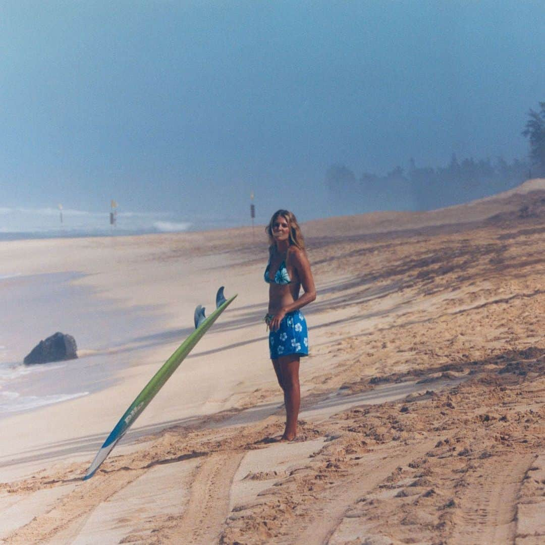 ステファニー・ギルモアさんのインスタグラム写真 - (ステファニー・ギルモアInstagram)「My second collection for @roxy launches tomorrow! Shot by the best @terenceconnors on the North Shore of Oahu #theheartofsurfing 🫶🐬🌺」4月7日 16時20分 - stephaniegilmore