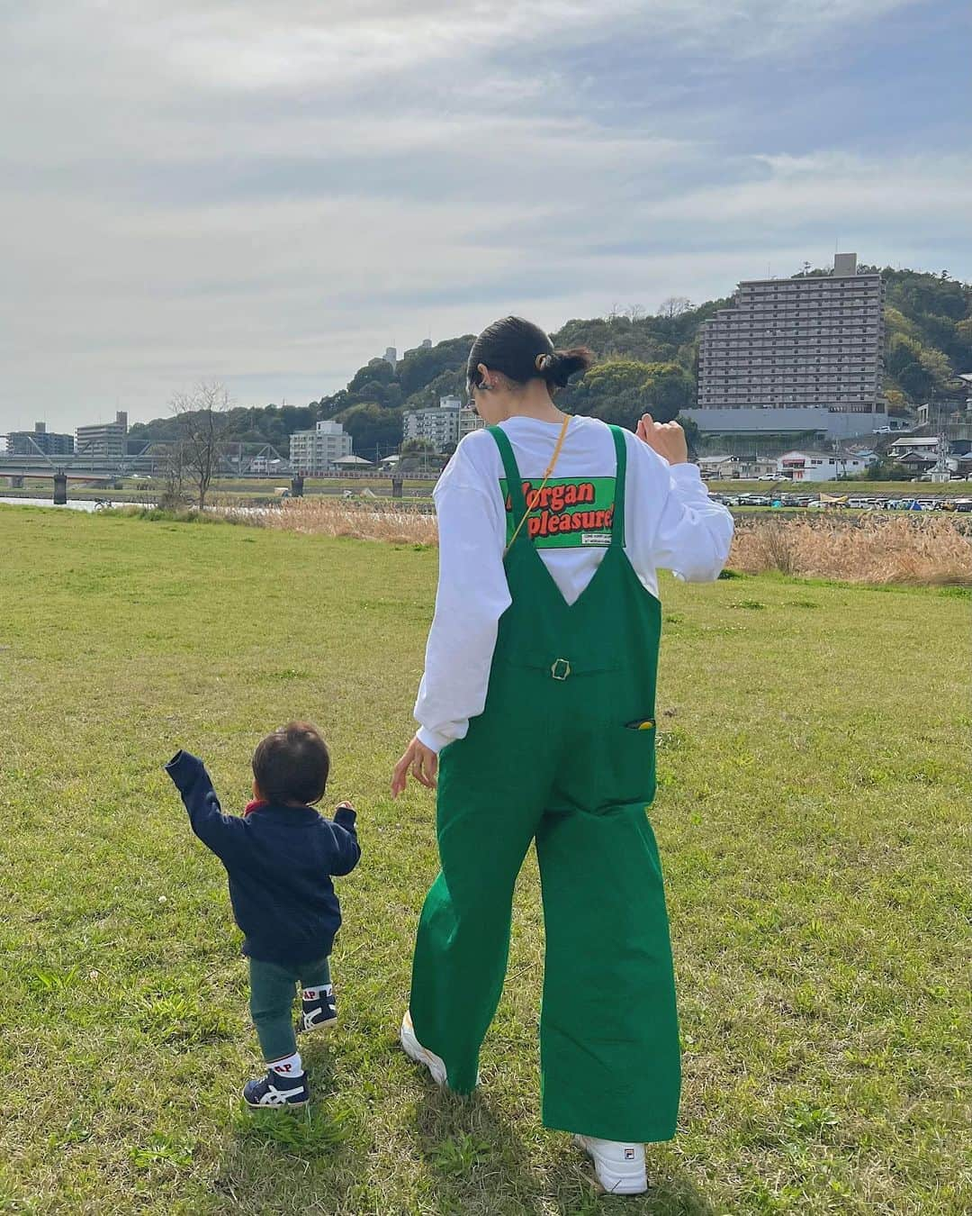 Karunaのインスタグラム：「✊🏻✊🏻 どんどん進んでいっちゃうから大忙し！ きっと追いかけ回す日々が待ってるね❤️‍🔥 #生後11ヶ月#男の子ママ#男の子ベビー #ママコーデ#令和4年ベビー#4月生まれ」