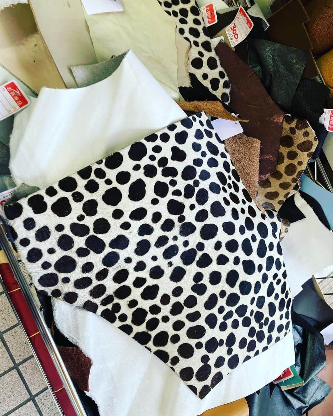 ごあきうえのインスタグラム：「久しぶりに自分の服を何か縫いたいなぁって、創ってみようかなぁって 日暮里に素材を見に来たんだけど…  なんか閑散として… 店先で暴れてた商品達はおとなしくて 一昨年、去年とコロナ対策で通路が広くなってたのは知ってたけど それではなくて何かが違う。 素材も充実してない。 これって戦争の影響なのかな？  荒々しくて乱暴でも活気と陽気さがあった店員さん達は、心なしか大人しくてちょっと陰湿な意味で対応が悪くなってて。  ちょっと落ち込む。  まぁ、お目当てのボーダーはなんとか確保。  客層もASIANが減ってて白人が多かった。  気分転換に谷中さんを散策して来るよ。  #日暮里　#日暮里繊維街　#繊維街 #Nippori #fabrictown」